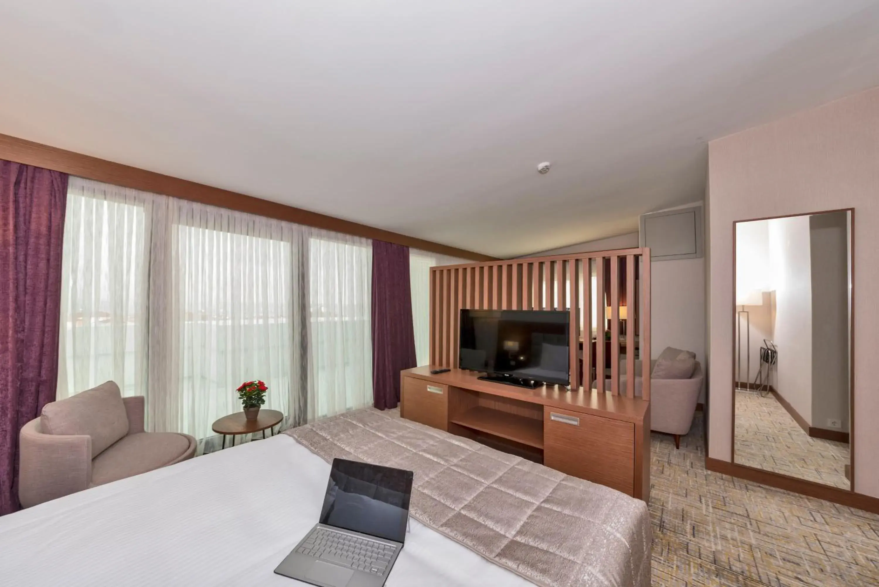 Suite with Lake View in Land Park Hotel Suite with Lake View in Land Park Hotel