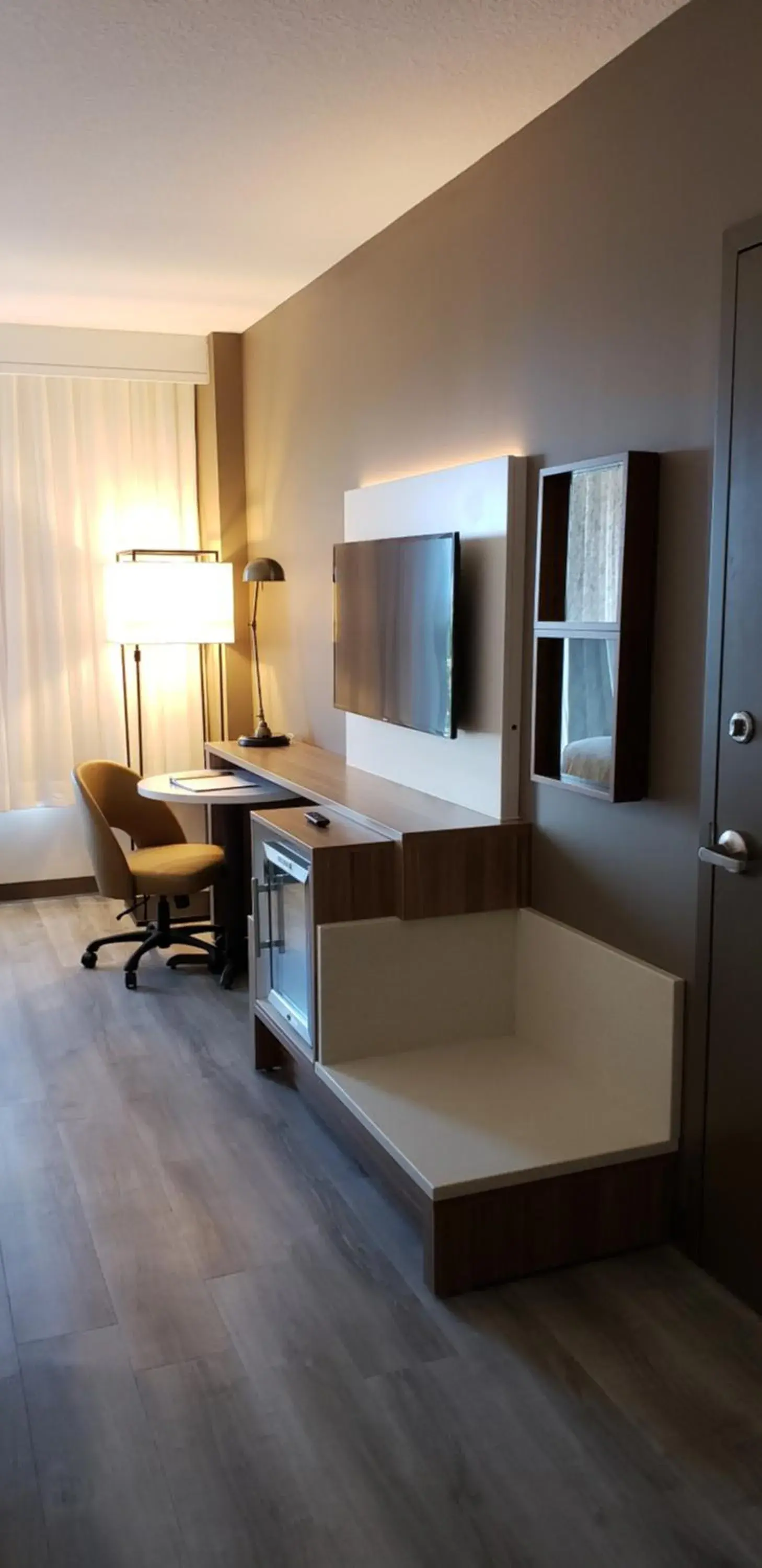 1 King Bed Mobility Accessible Non-Smoking in Wyndham Garden Ft Lauderdale Airport & Cruise Port 1 King Bed Mobility Accessible Non-Smoking in Wyndham Garden Ft Lauderdale Airport & Cruise Port