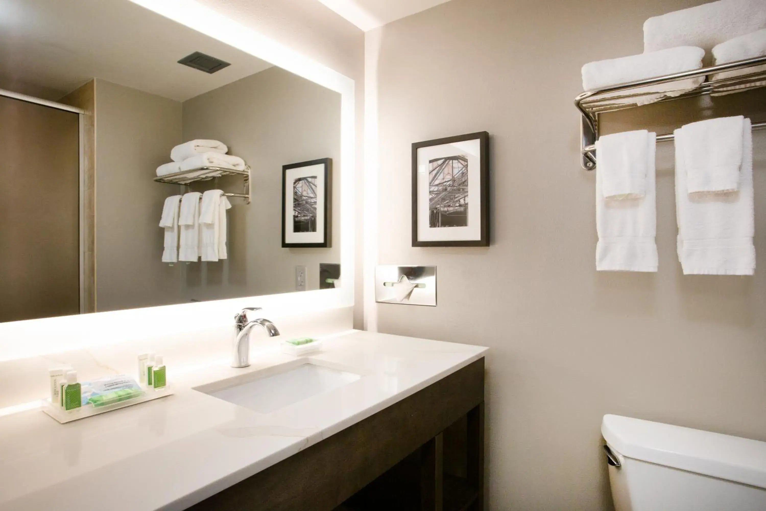 Queen Room - Hearing Accessible in Holiday Inn Valdosta Conference Center by IHG Queen Room - Hearing Accessible in Holiday Inn Valdosta Conference Center by IHG