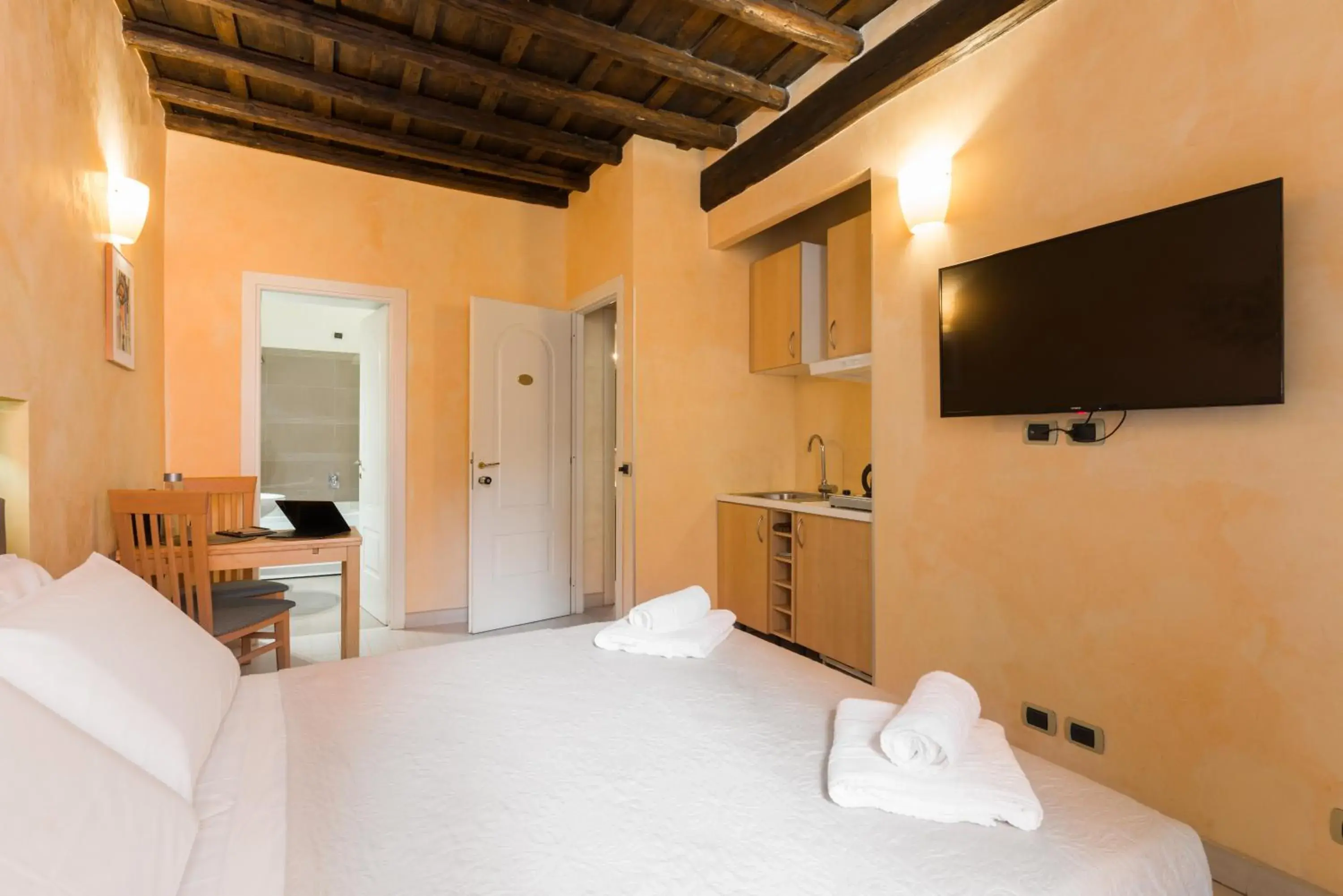 Standard Triple Room in Lovin Roma Piazza di Spagna Standard Triple Room in Lovin Roma Piazza di Spagna