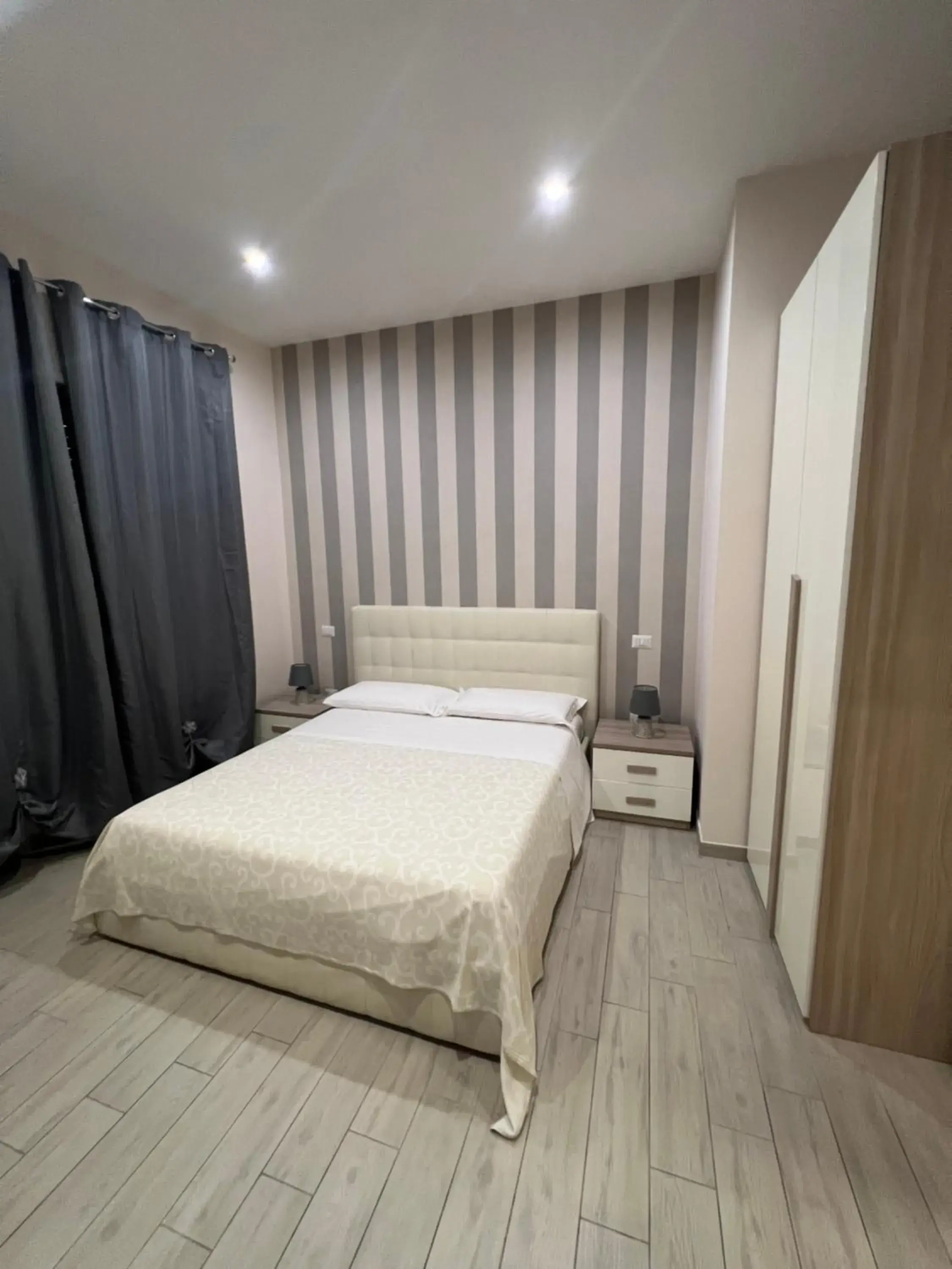 Large Double Room - single occupancy in La Suite Large Double Room - single occupancy in La Suite