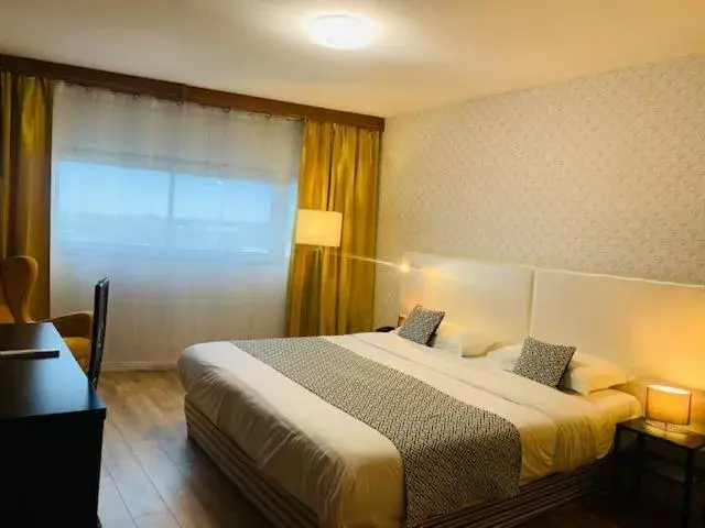 Premium Quadruple Room in Grand Hôtel de Nîmes 4 étoiles Premium Quadruple Room in Grand Hôtel de Nîmes 4 étoiles