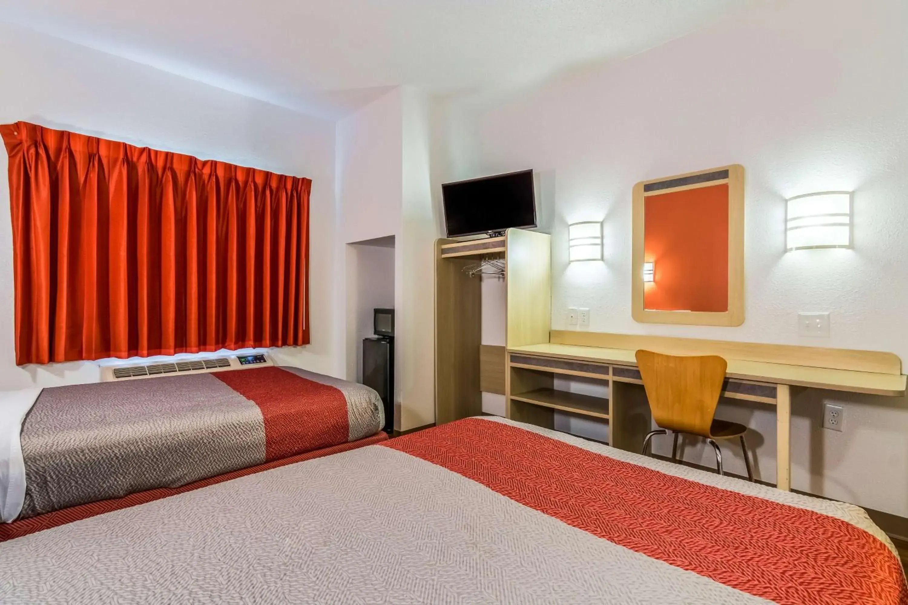 Deluxe Quadruple Room - Non-Smoking in Motel 6-Fort Mill, SC - Charlotte Deluxe Quadruple Room - Non-Smoking in Motel 6-Fort Mill, SC - Charlotte