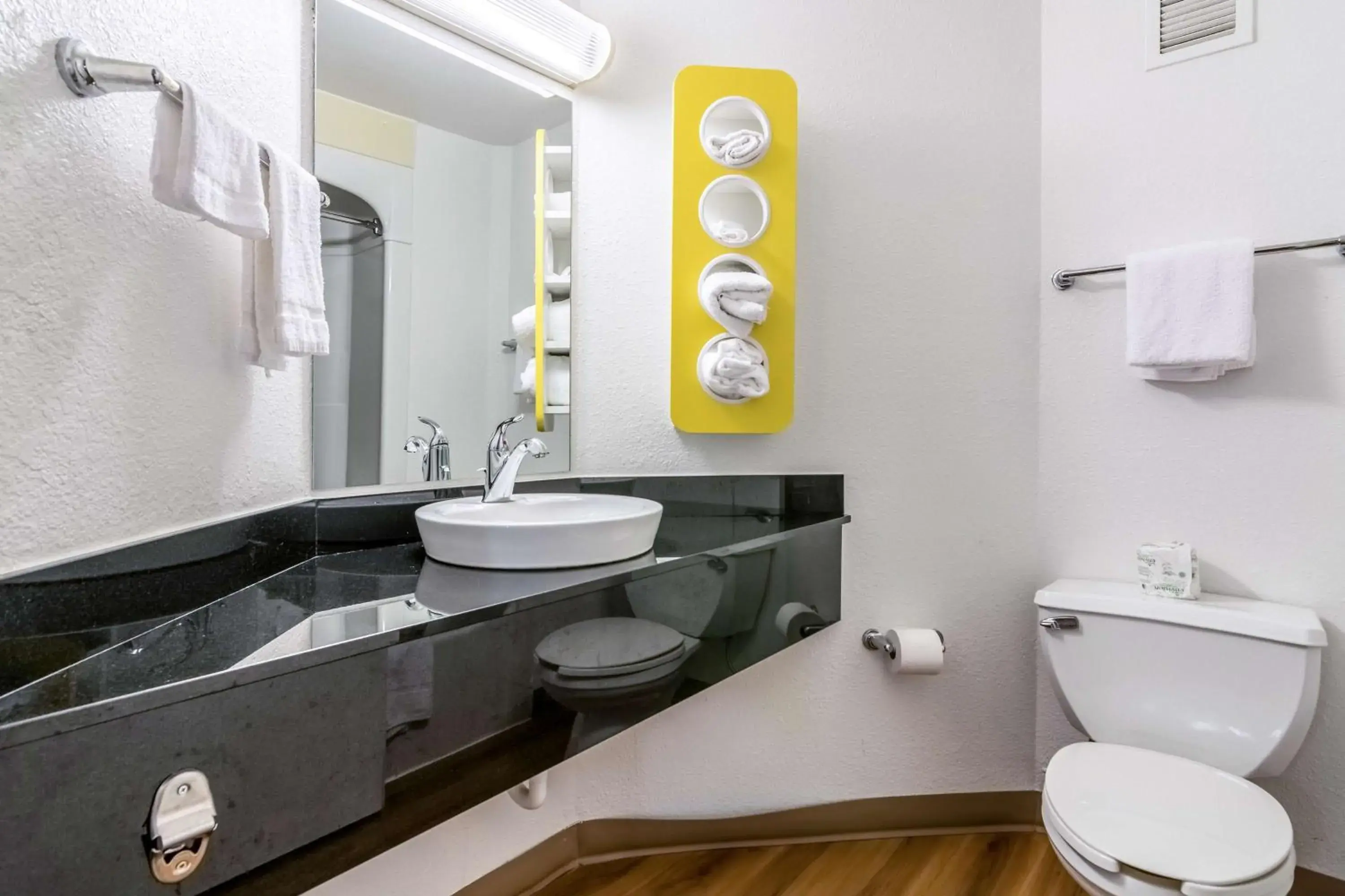 Superior Queen Room in Motel 6-Fort Mill, SC - Charlotte Superior Queen Room in Motel 6-Fort Mill, SC - Charlotte