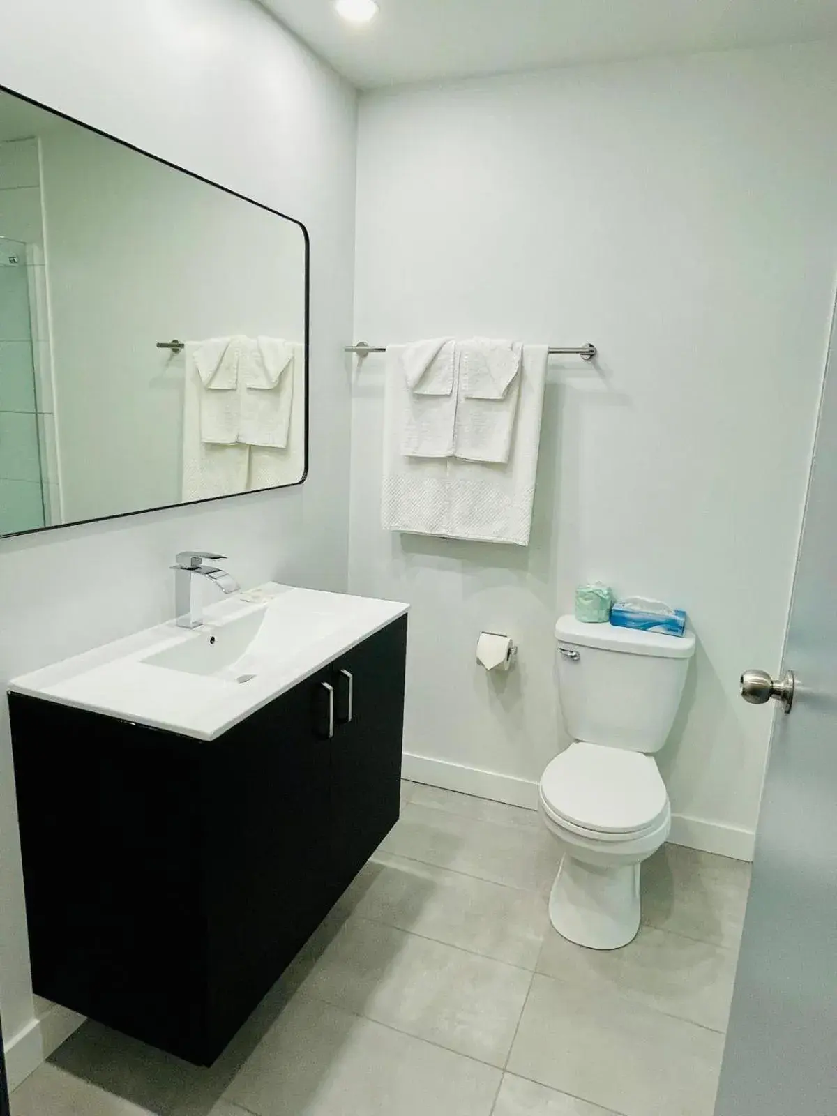 King Room - single occupancy - Non Smoking in Econo Lodge Hotel Brossard King Room - single occupancy - Non Smoking in Econo Lodge Hotel Brossard