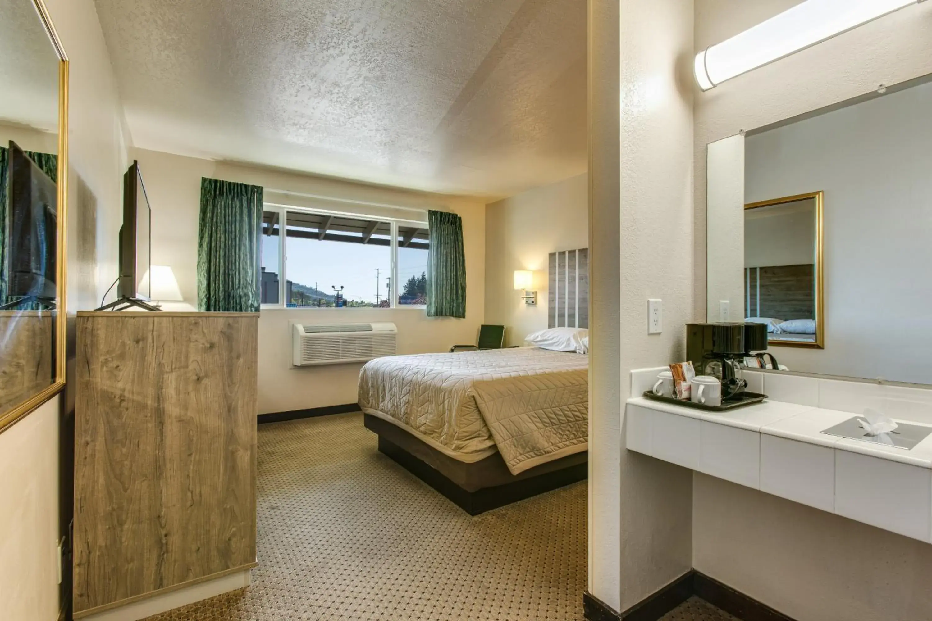 Queen Room - Non-Smoking in Coachman Inn Queen Room - Non-Smoking in Coachman Inn