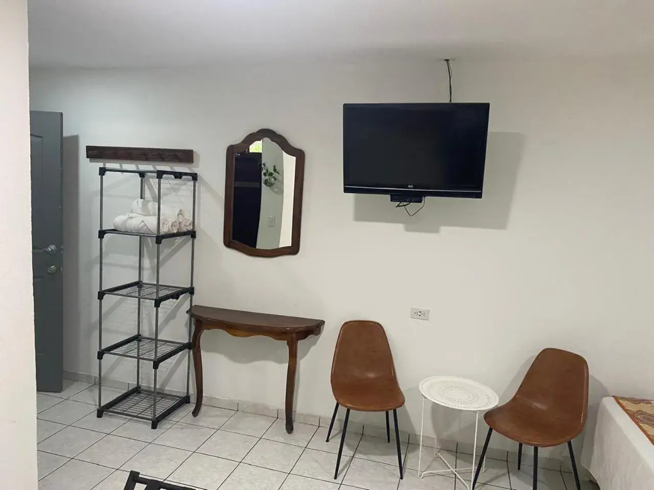 1 King Bed, 2 Queen Beds / Family Room in Berlor Airport Inn 1 King Bed, 2 Queen Beds / Family Room in Berlor Airport Inn