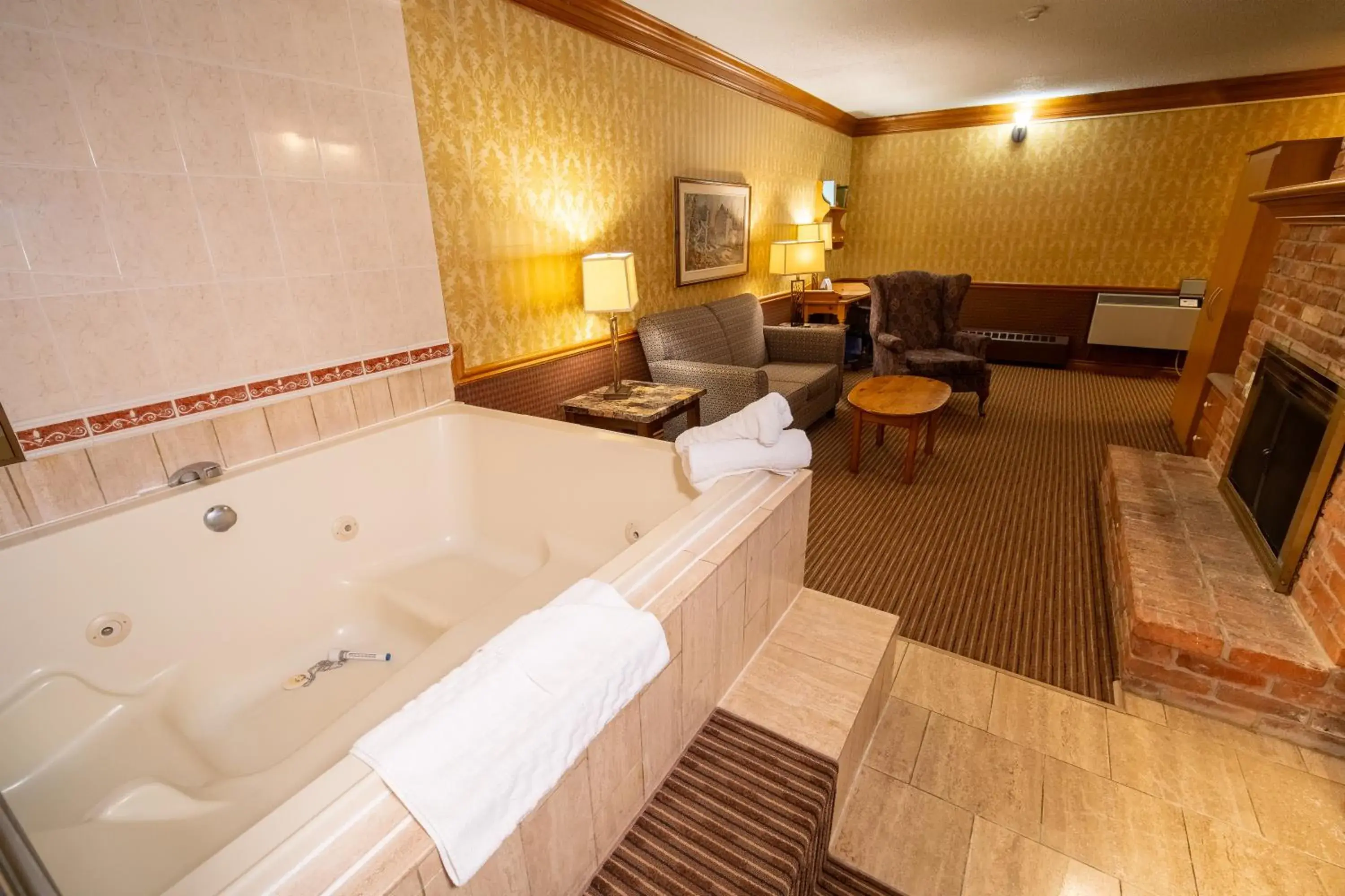 King suite with Spa Bath and Fireplace in Best Western Fireside Inn King suite with Spa Bath and Fireplace in Best Western Fireside Inn