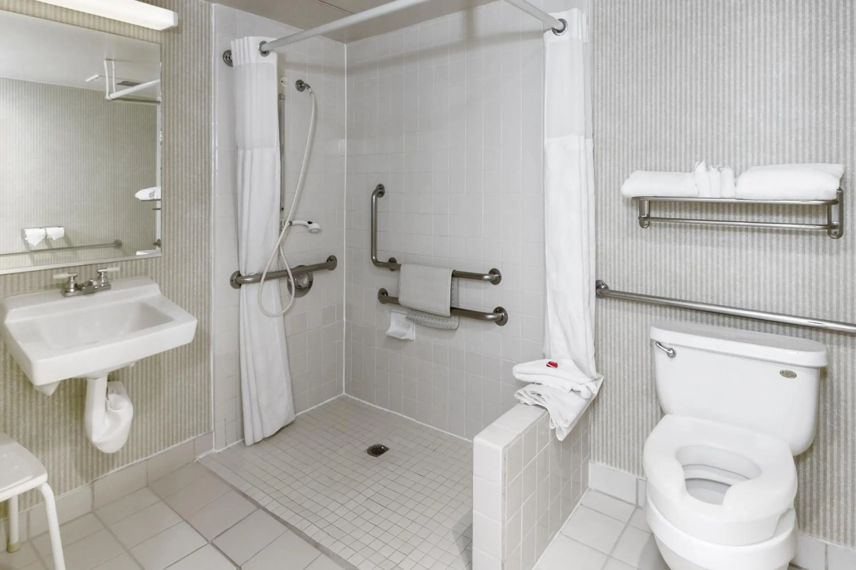 King Room - Mobility/Hearing Impaired Access - Non-Smoking in Ramada by Wyndham Costa Mesa/Newport Beach King Room - Mobility/Hearing Impaired Access - Non-Smoking in Ramada by Wyndham Costa Mesa/Newport Beach