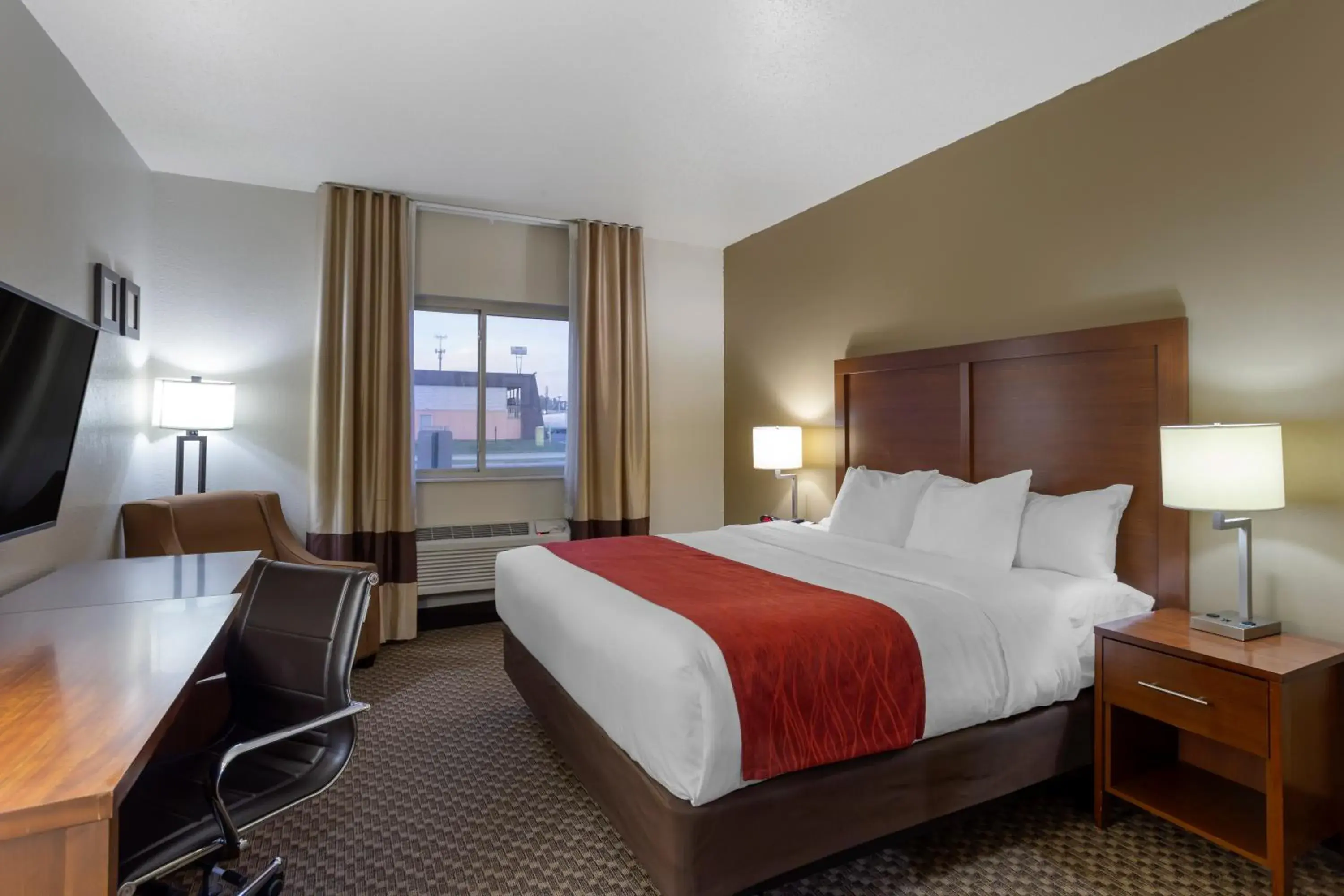 Standard King Room with Tub - Accessible/Non Smoking in Comfort Inn Hobart-Merrillville I-65 Standard King Room with Tub - Accessible/Non Smoking in Comfort Inn Hobart-Merrillville I-65