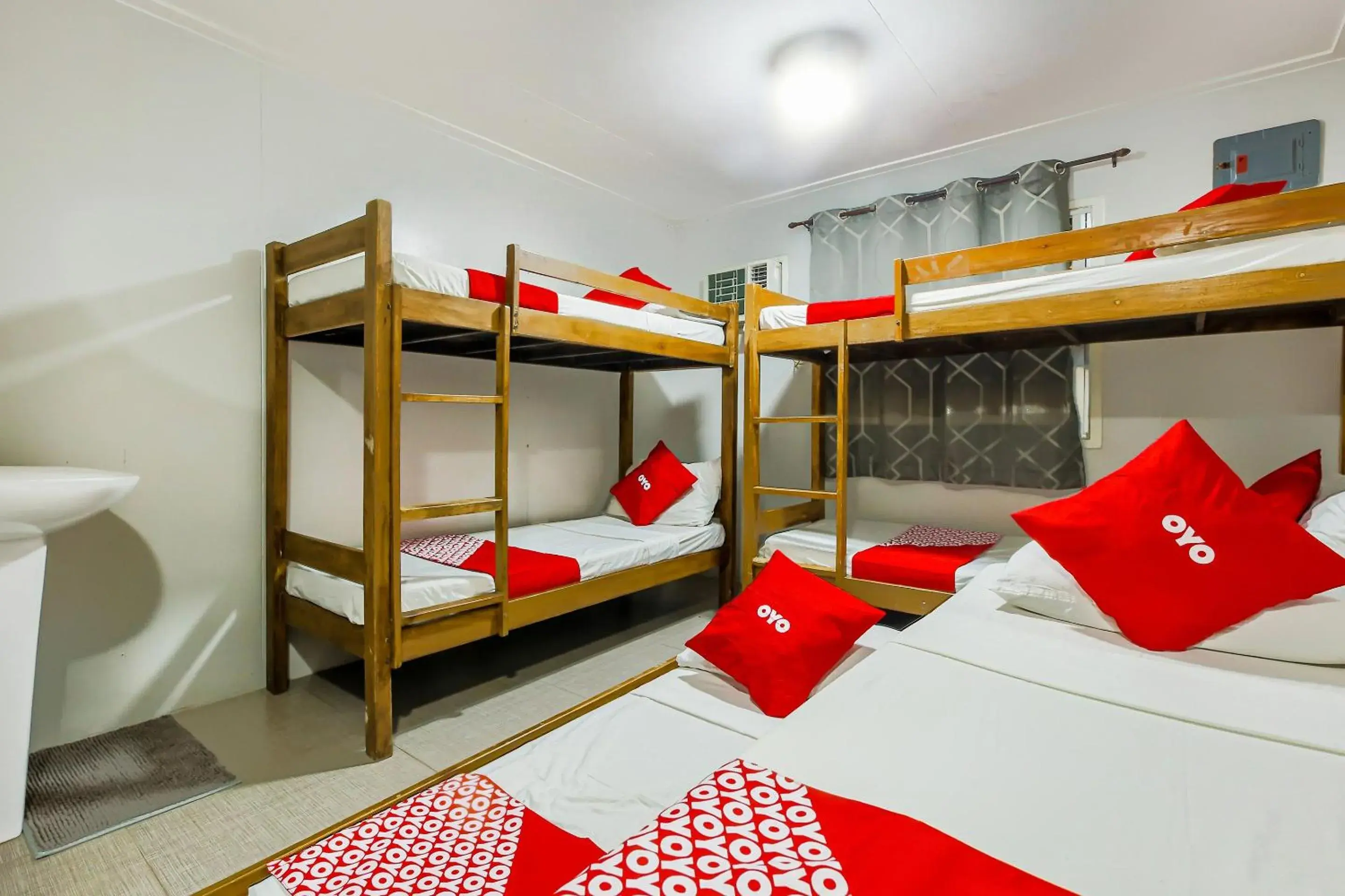 6-Bed Mixed Dormitory Room in Metro Deluxe Residences 6-Bed Mixed Dormitory Room in Metro Deluxe Residences