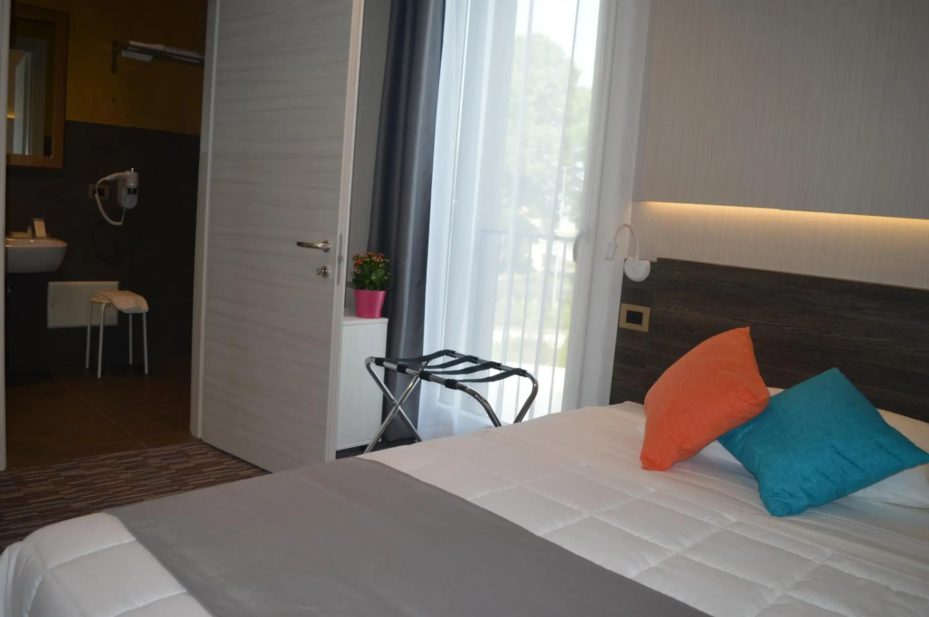Single Room with Private Bathroom in Hotel Enjoy Single Room with Private Bathroom in Hotel Enjoy