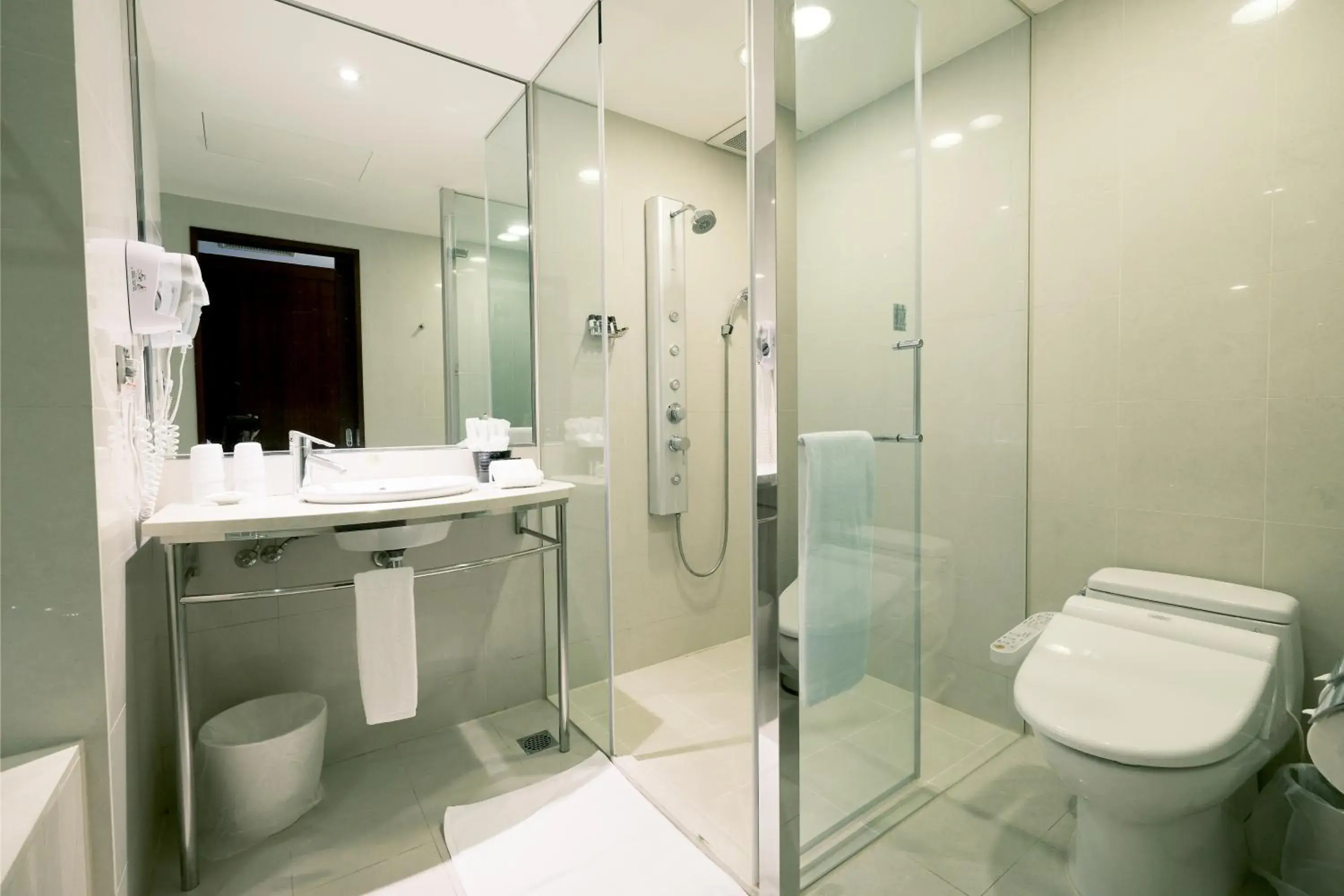 Standard Quadruple Room with Street View in Hotel Del Lago Standard Quadruple Room with Street View in Hotel Del Lago