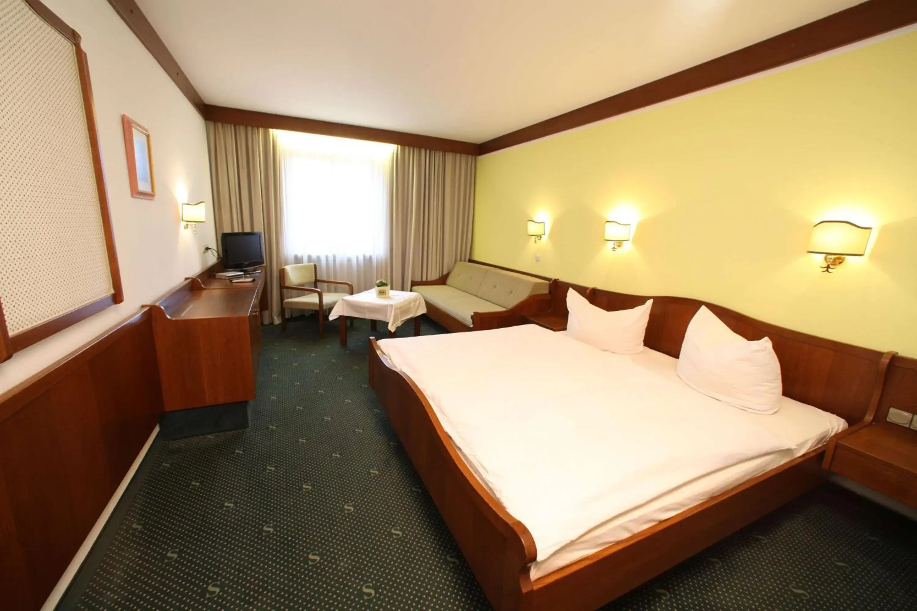 Triple Room in Hotel-Landgasthof Schuster Triple Room in Hotel-Landgasthof Schuster