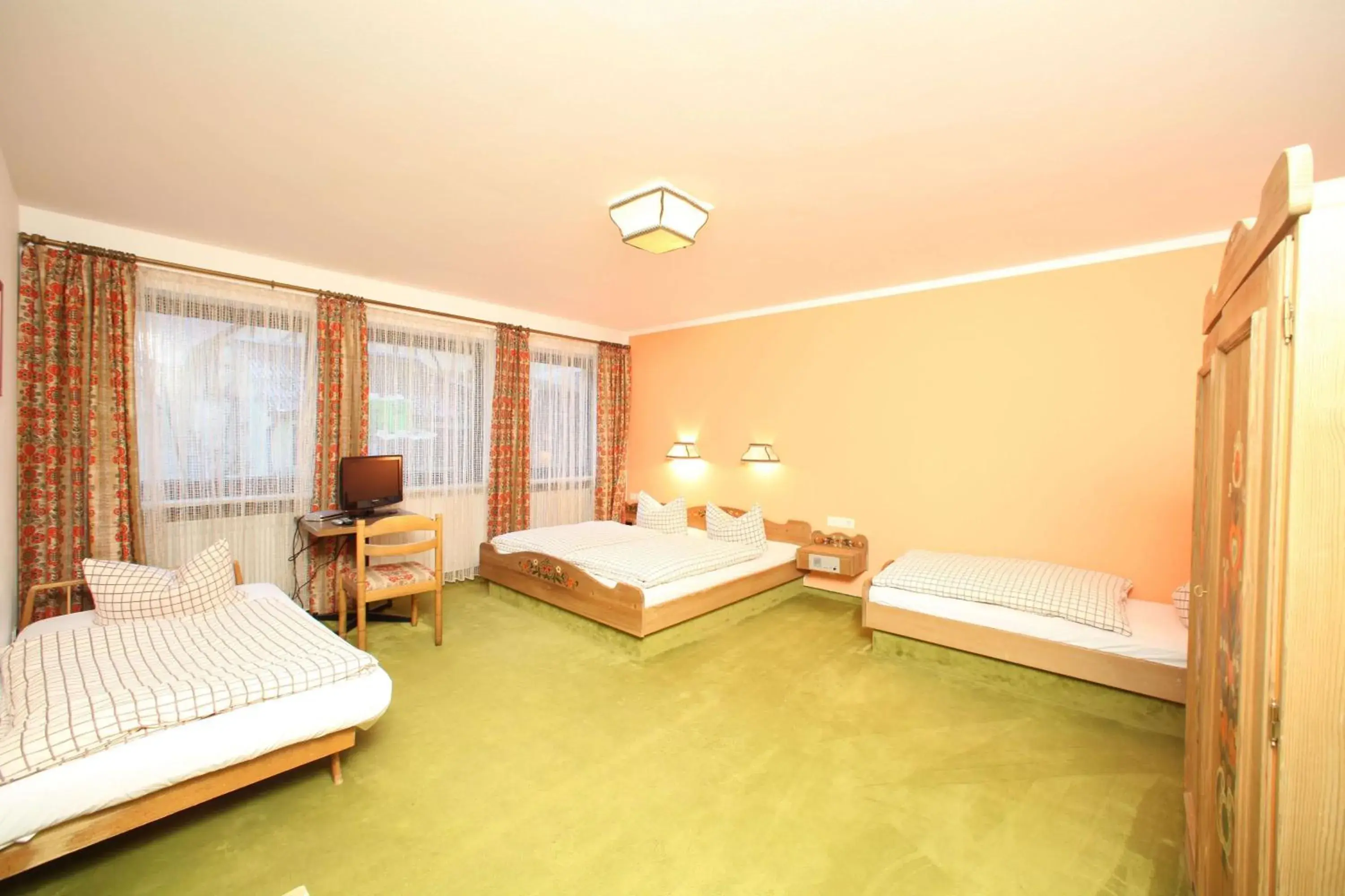 Quintuple Room (5 Adults) in Hotel-Landgasthof Schuster Quintuple Room (5 Adults) in Hotel-Landgasthof Schuster