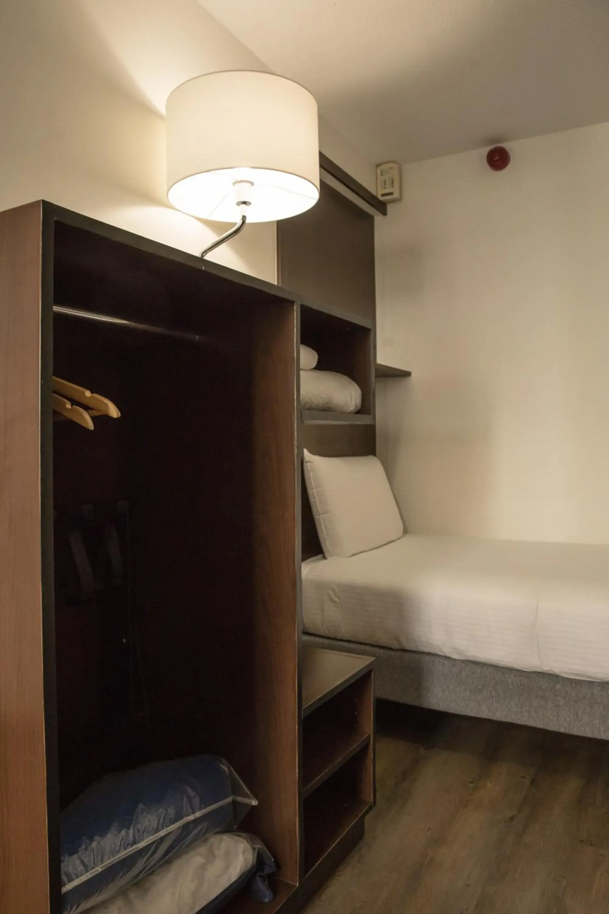 One Single Bed in Kyriad Villefranche Sur Saone Porte du Beaujolais -Rénové- One Single Bed in Kyriad Villefranche Sur Saone Porte du Beaujolais -Rénové-