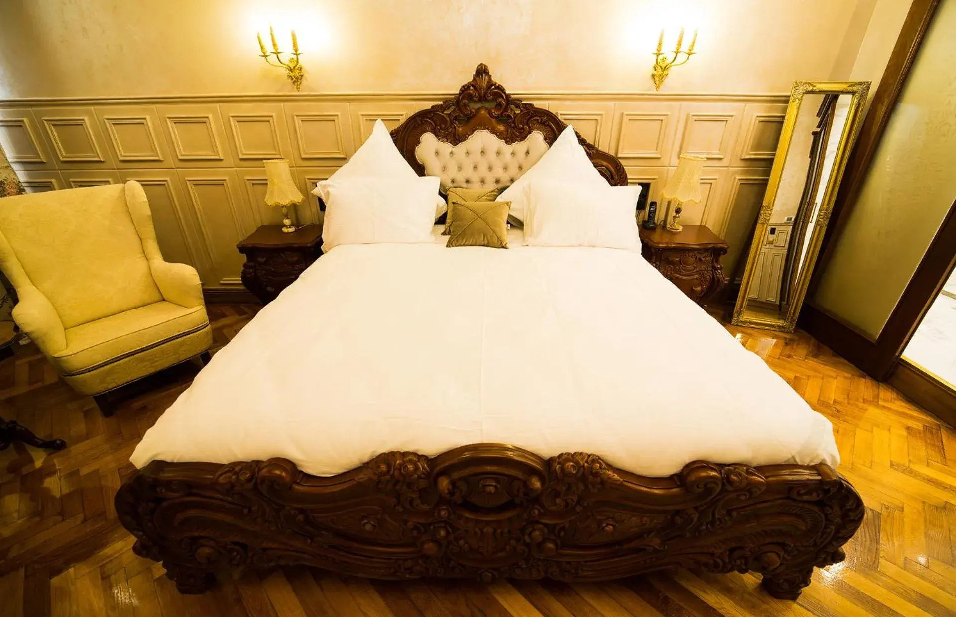 Deluxe Suite in Hotel 5 Continents Deluxe Suite in Hotel 5 Continents