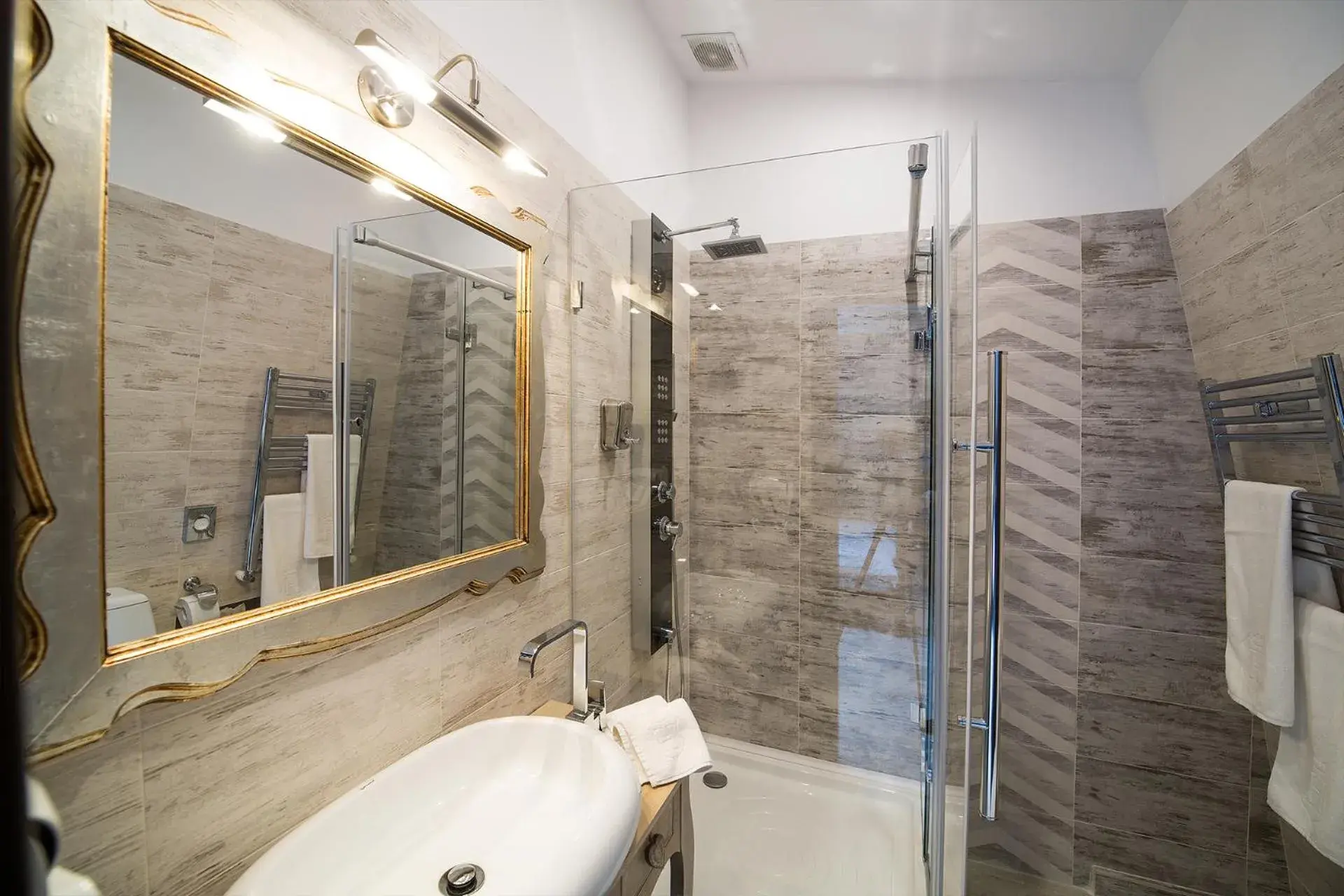 Double Room in Hotel 5 Continents Double Room in Hotel 5 Continents