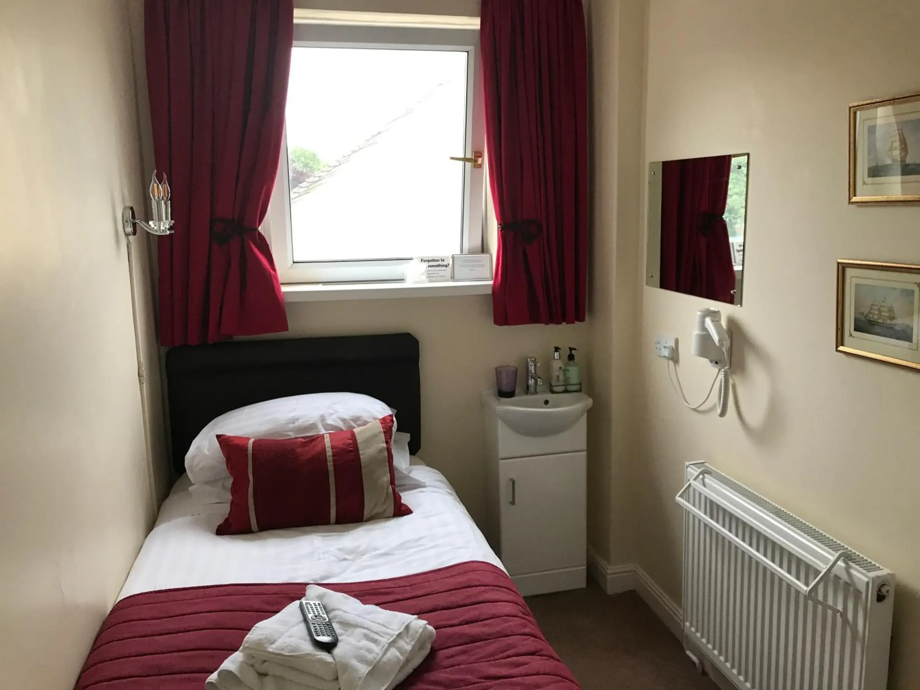 Standard Single Room with Shared Bathroom in Clayhanger Guest House Standard Single Room with Shared Bathroom in Clayhanger Guest House