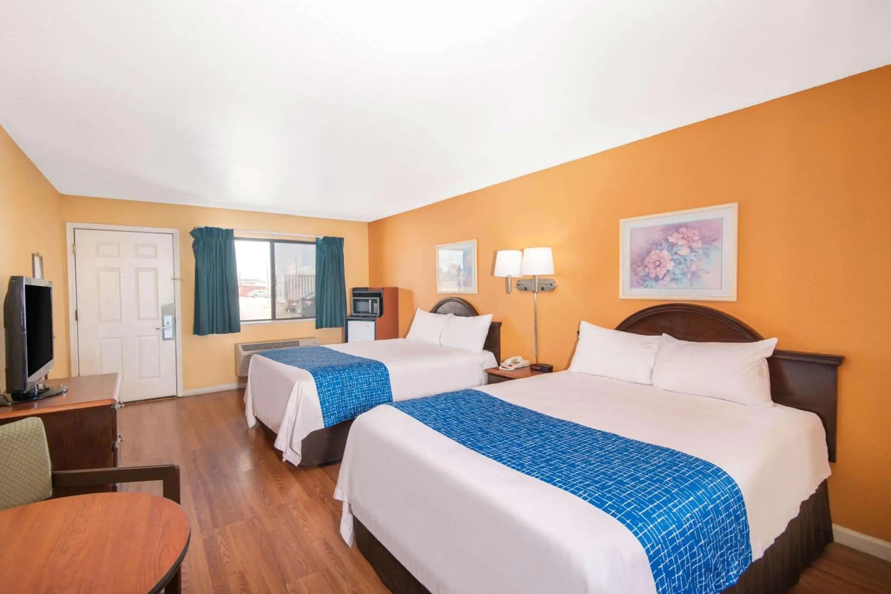 Queen Room with Two Queen Beds - Smoking in Travelodge by Wyndham Kingman Queen Room with Two Queen Beds - Smoking in Travelodge by Wyndham Kingman