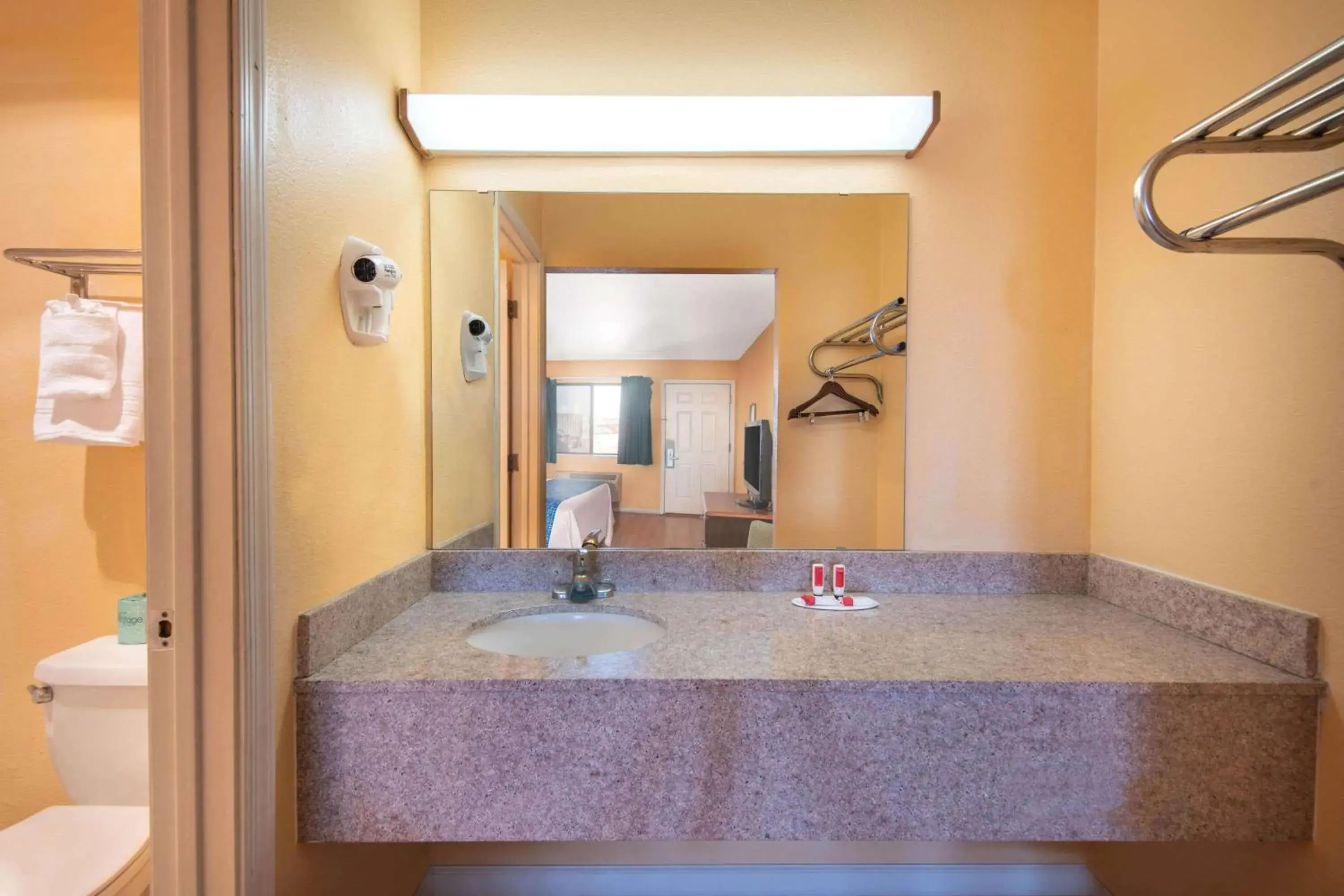 King Room - Non-Smoking in Travelodge by Wyndham Kingman King Room - Non-Smoking in Travelodge by Wyndham Kingman