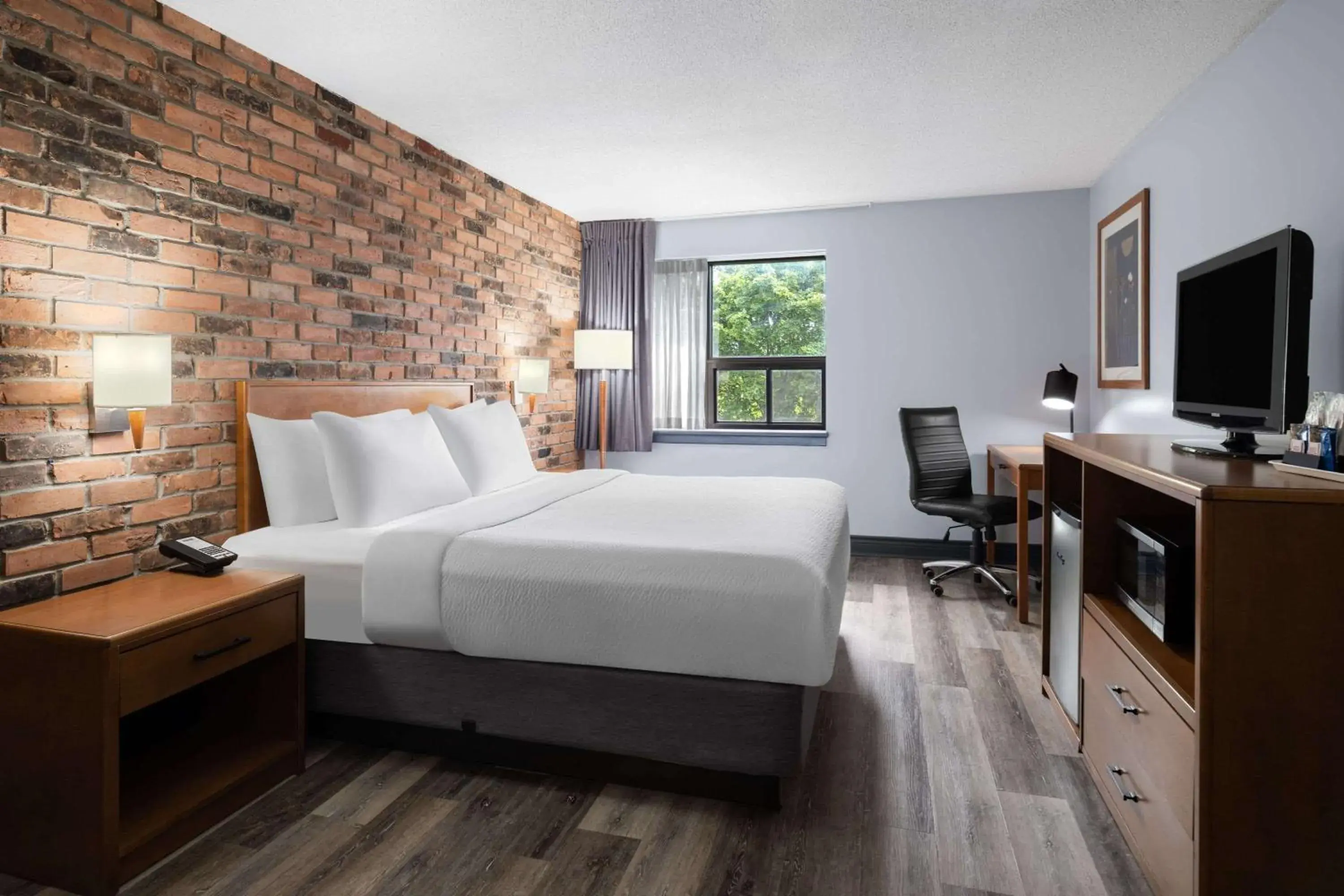 King Room - Non-Smoking in Travelodge by Wyndham Barrie King Room - Non-Smoking in Travelodge by Wyndham Barrie