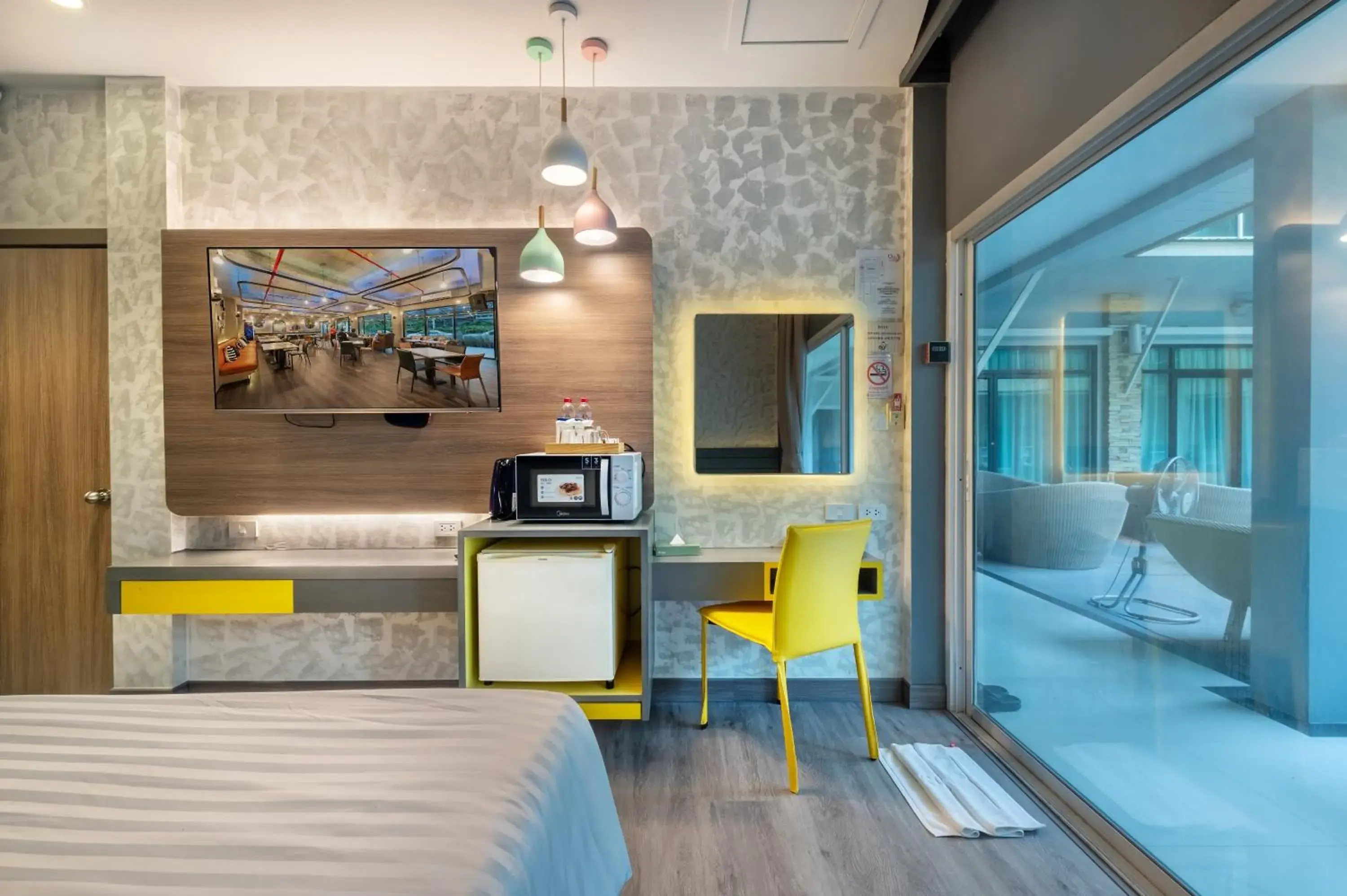 Deluxe Pool Side in Qiu Hotel Sukhumvit - BTS On Nut Station Deluxe Pool Side in Qiu Hotel Sukhumvit - BTS On Nut Station