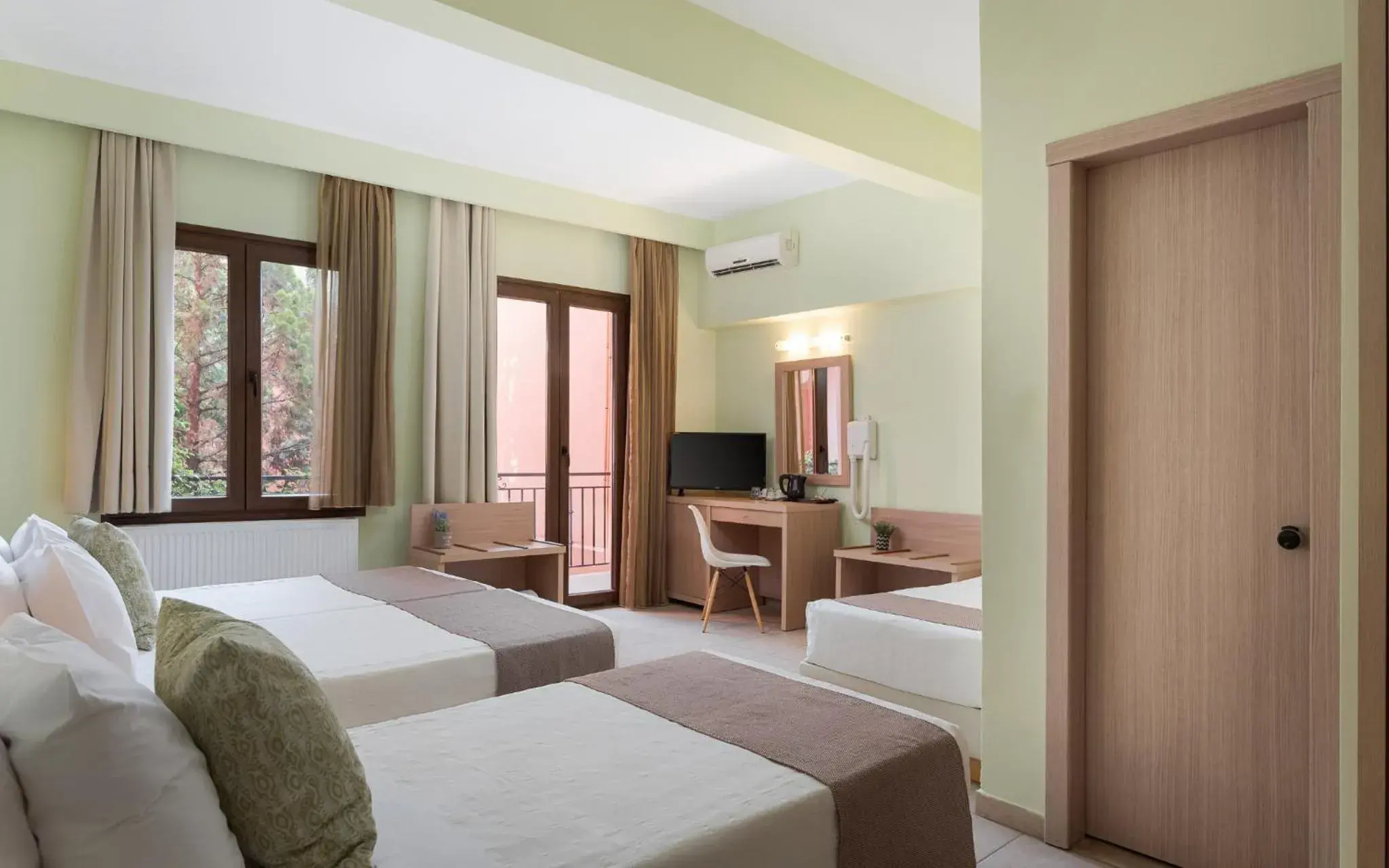 Standard Quadruple Room in Hotel Leto Delphi Standard Quadruple Room in Hotel Leto Delphi