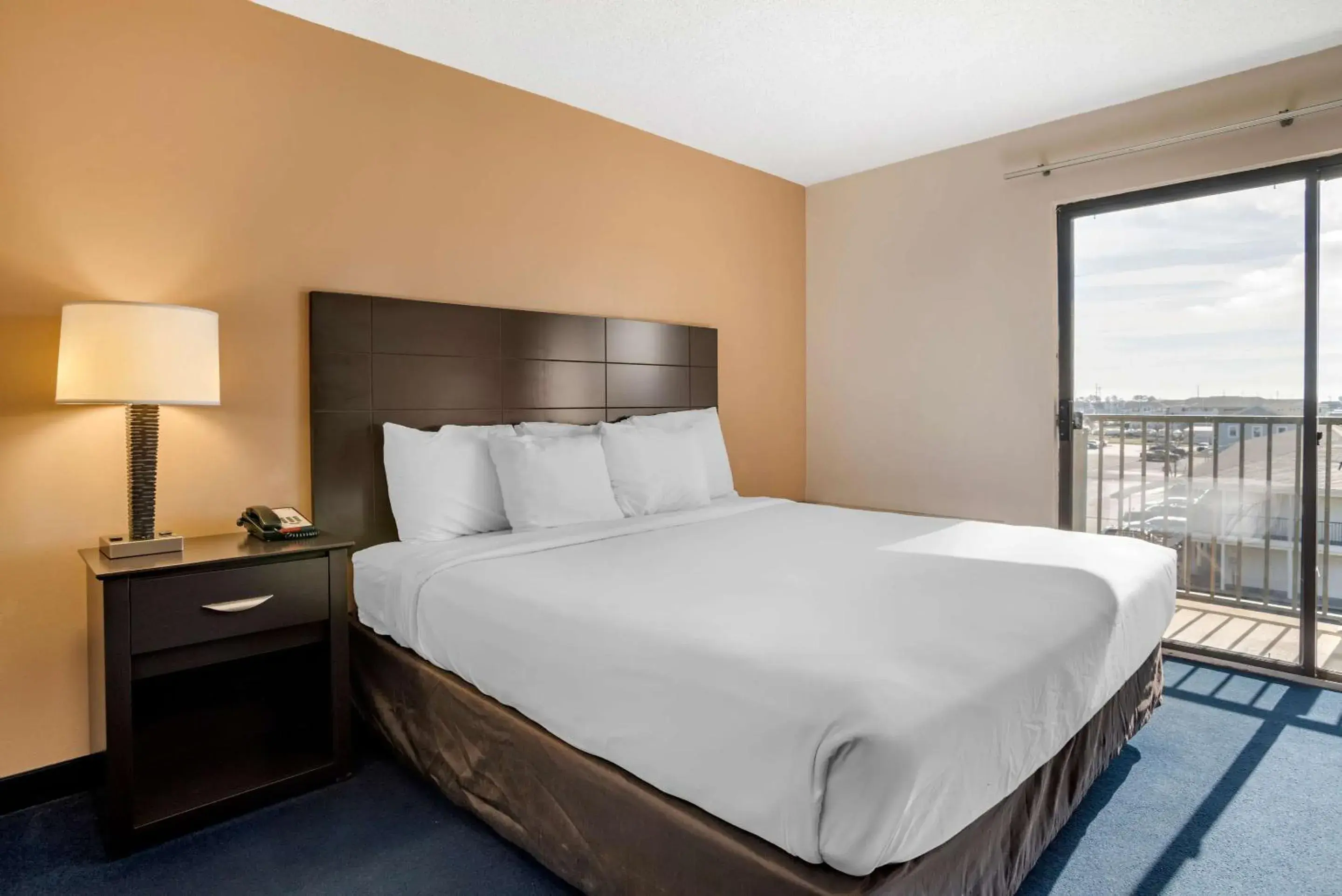 King Room with Whirlpool - Non-Smoking in Econo Lodge Inn & Suites Rehoboth Beach King Room with Whirlpool - Non-Smoking in Econo Lodge Inn & Suites Rehoboth Beach