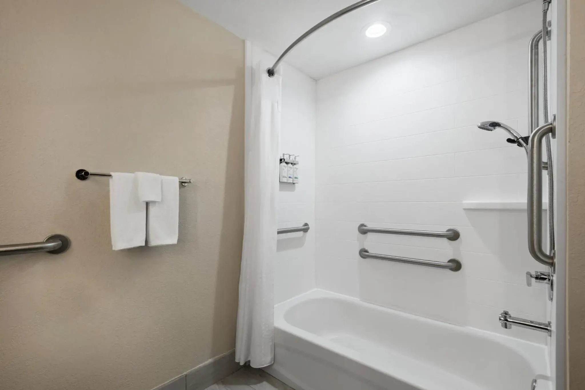 Standard King Room with Mobility Accessible Tub in Holiday Inn Express & Suites Sebring by IHG Standard King Room with Mobility Accessible Tub in Holiday Inn Express & Suites Sebring by IHG