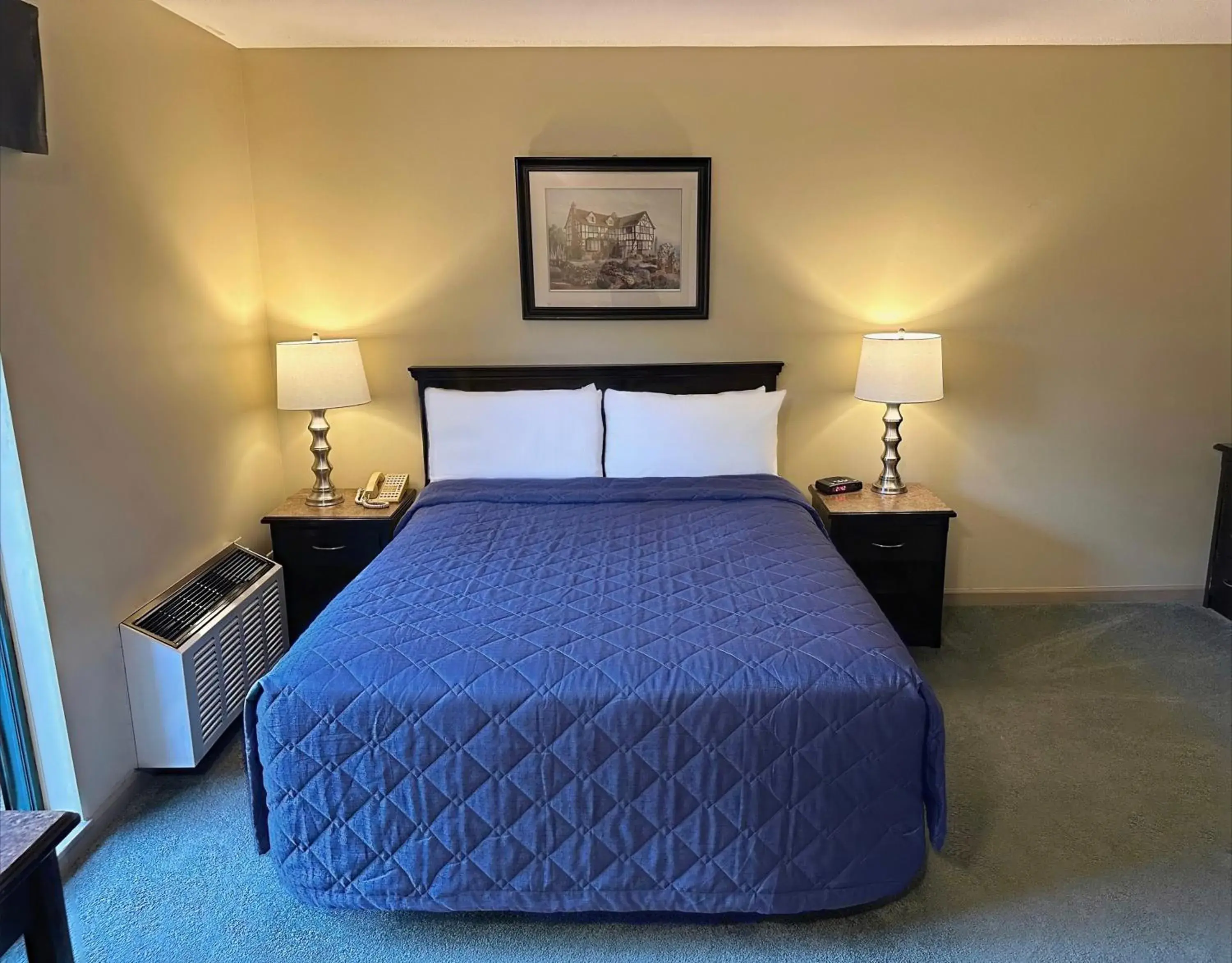 Queen Room in Canadian Inn Queen Room in Canadian Inn