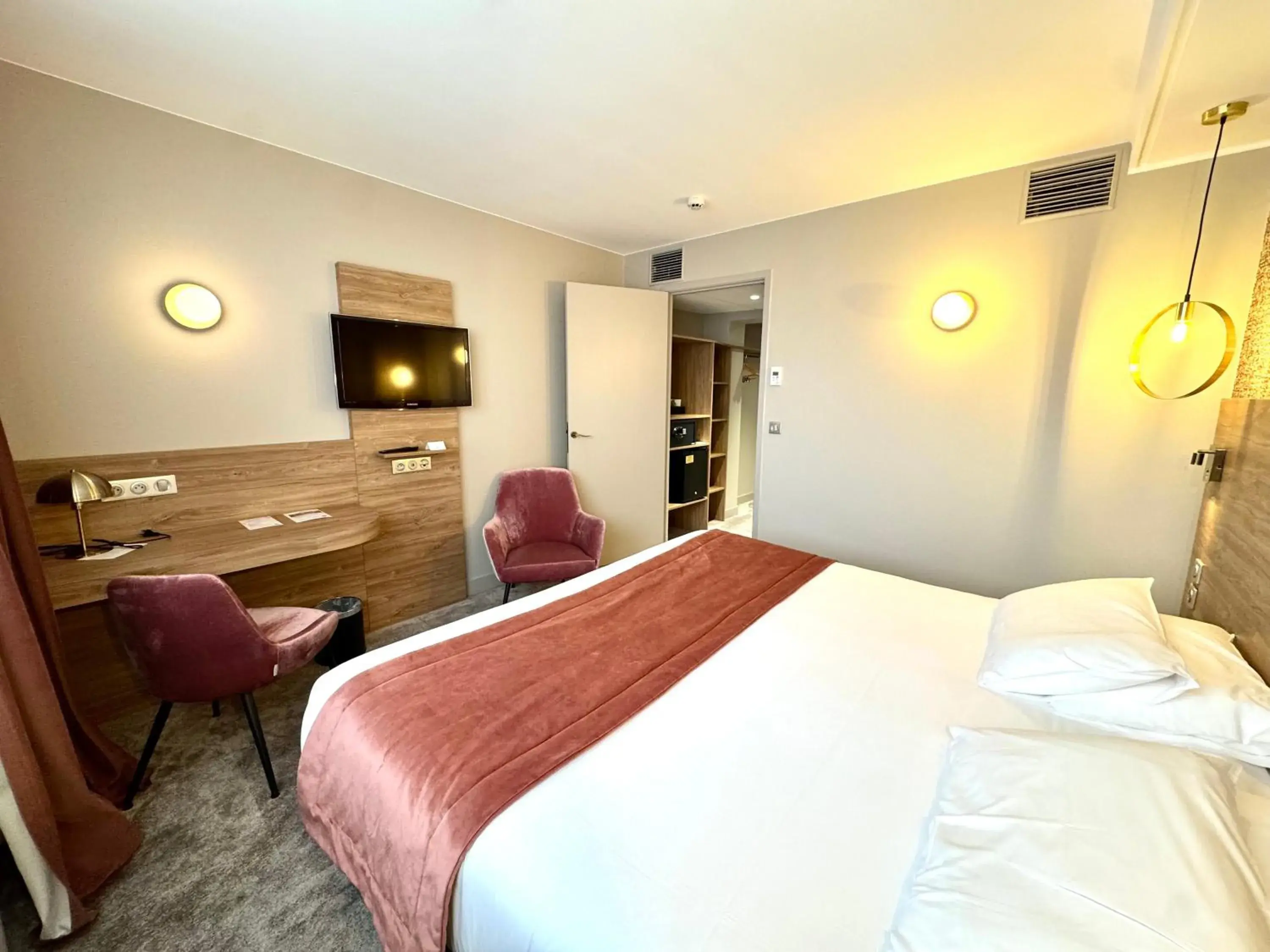Standard King Room in Best Western Hotel Le Quercy Standard King Room in Best Western Hotel Le Quercy