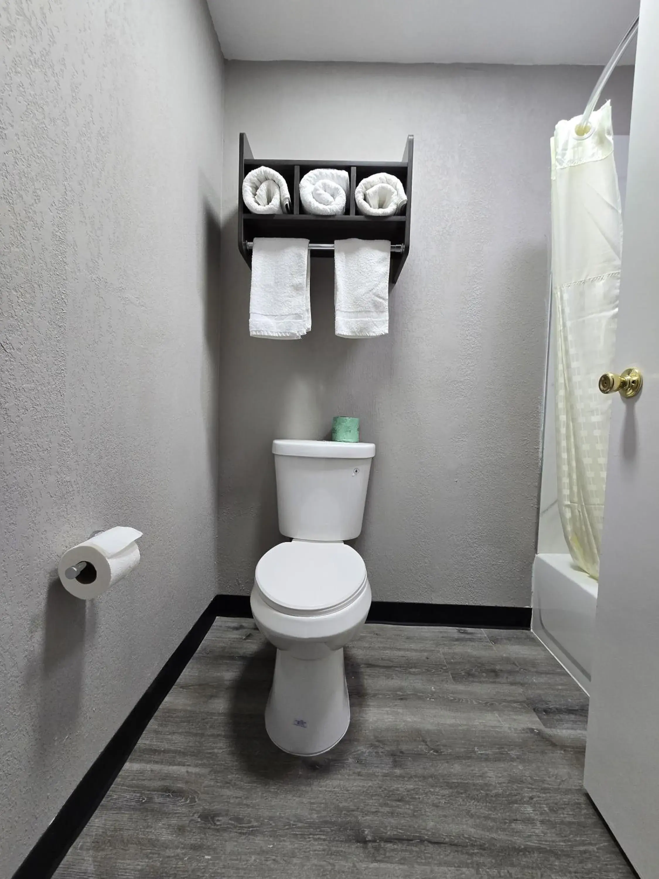 King Room - Non-Smoking in Hilltop Express Inn King Room - Non-Smoking in Hilltop Express Inn