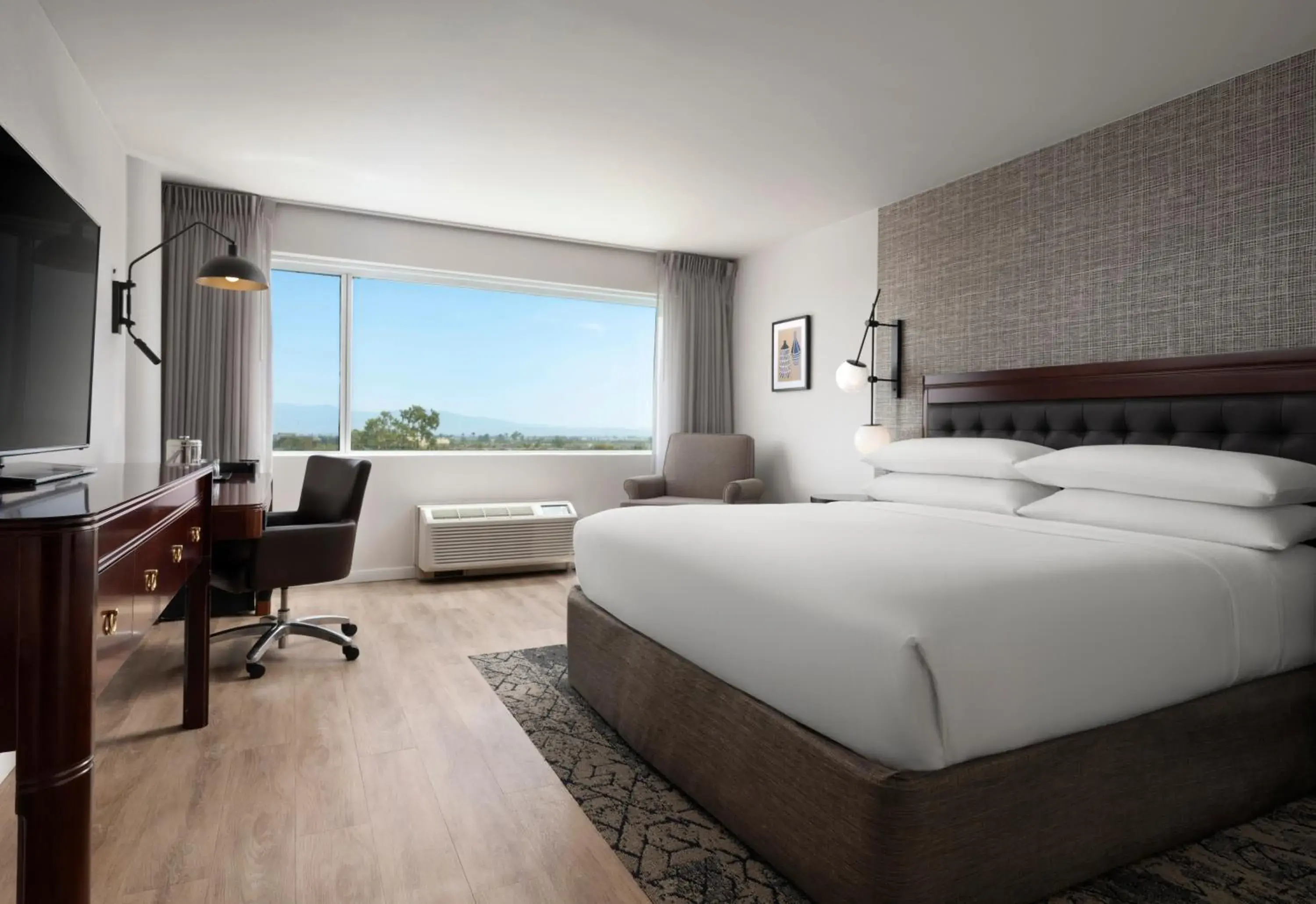 Guest Room, 1 King in Sheraton Ontario Airport Hotel Guest Room, 1 King in Sheraton Ontario Airport Hotel