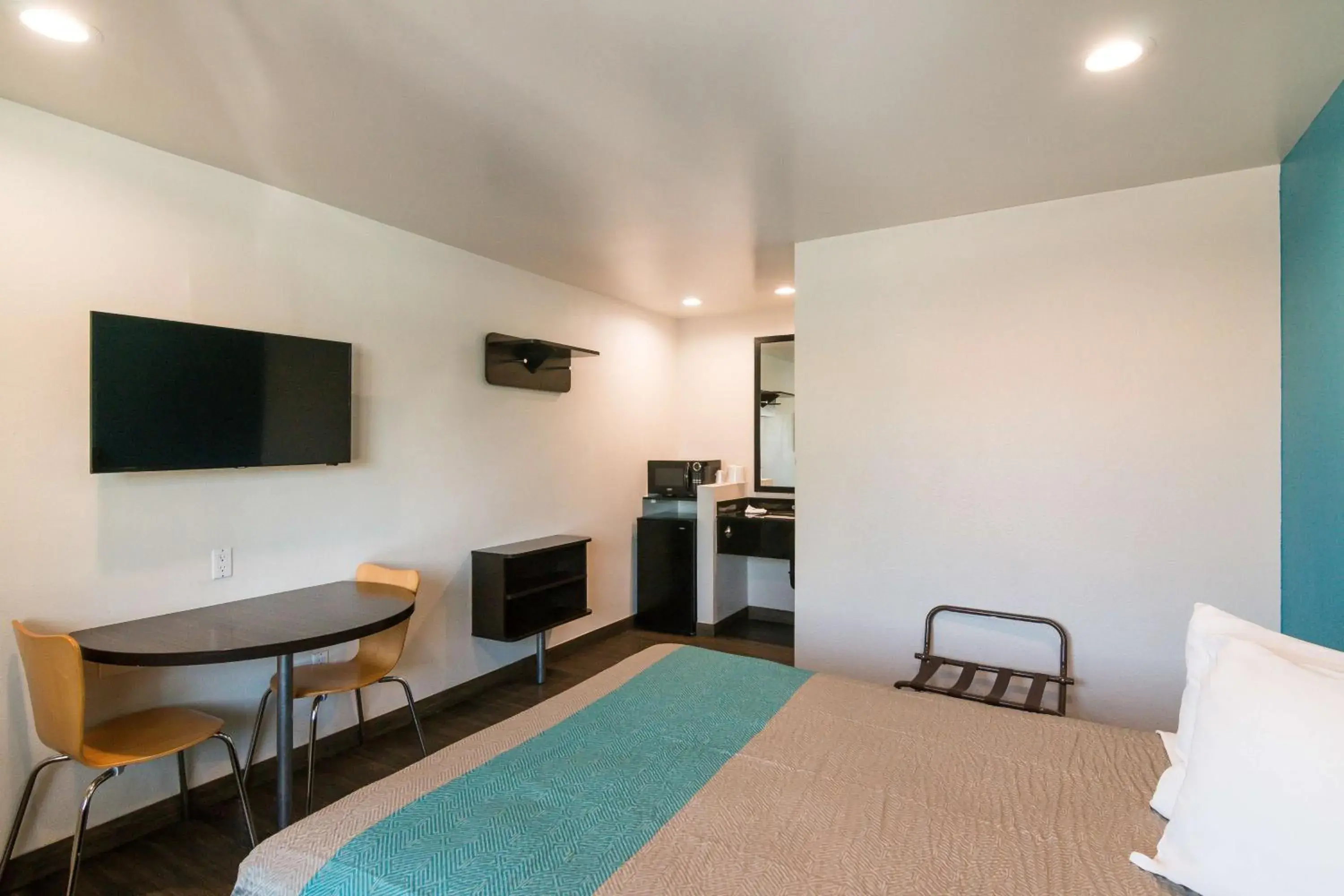 Suite - Non-Smoking in Motel 6-South El Monte, CA - Los Angeles Suite - Non-Smoking in Motel 6-South El Monte, CA - Los Angeles