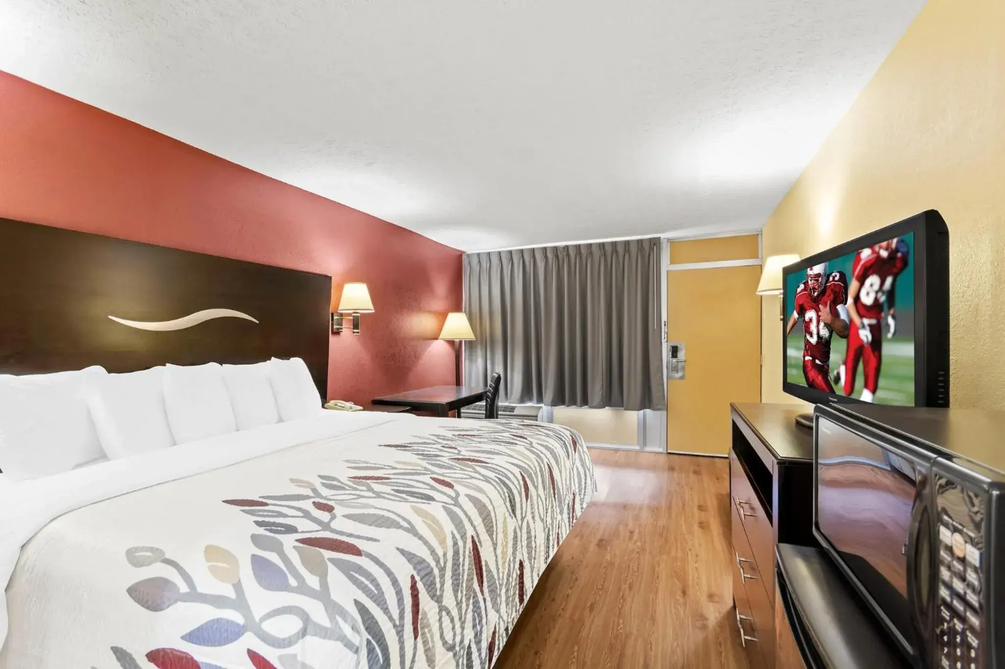 Superior King Room - Smoking in Red Roof Inn Berea Superior King Room - Smoking in Red Roof Inn Berea