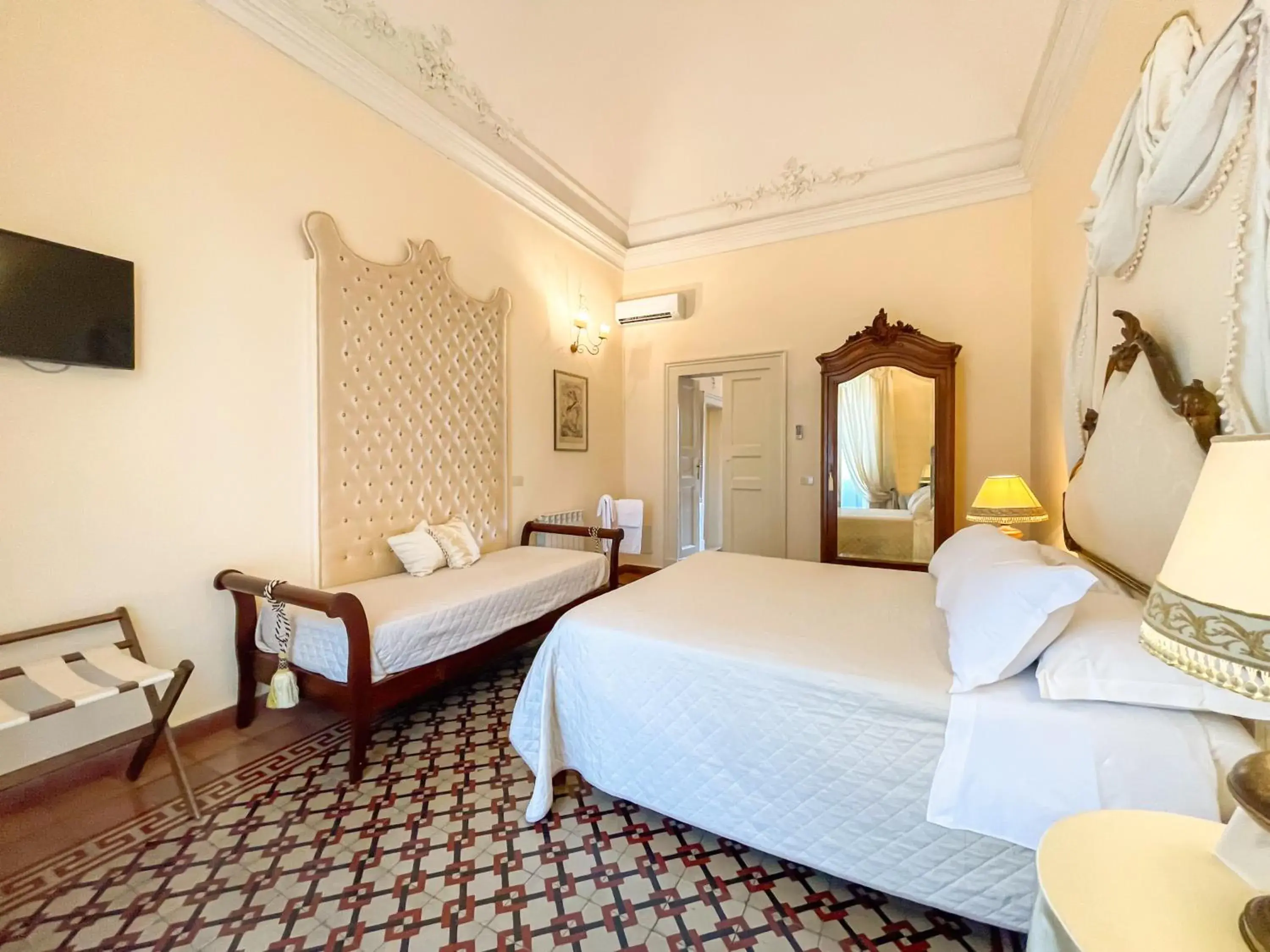 Double Room with Private External Bathroom in Francalanza City Rooms Double Room with Private External Bathroom in Francalanza City Rooms