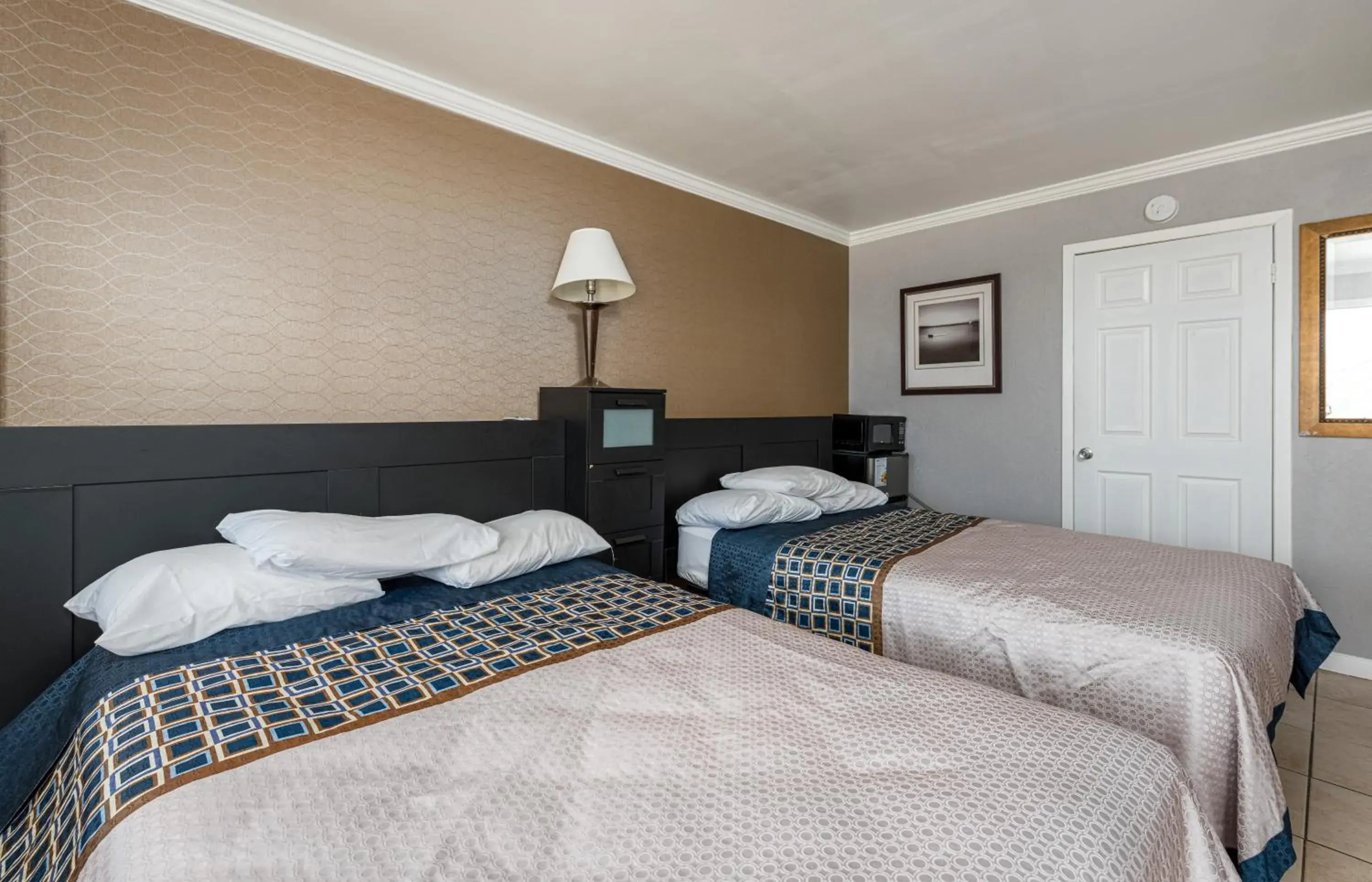 Two Double Room in Boardwalk Hotel Charlee & Apartments Beach Hotel Oceanfront Two Double Room in Boardwalk Hotel Charlee & Apartments Beach Hotel Oceanfront