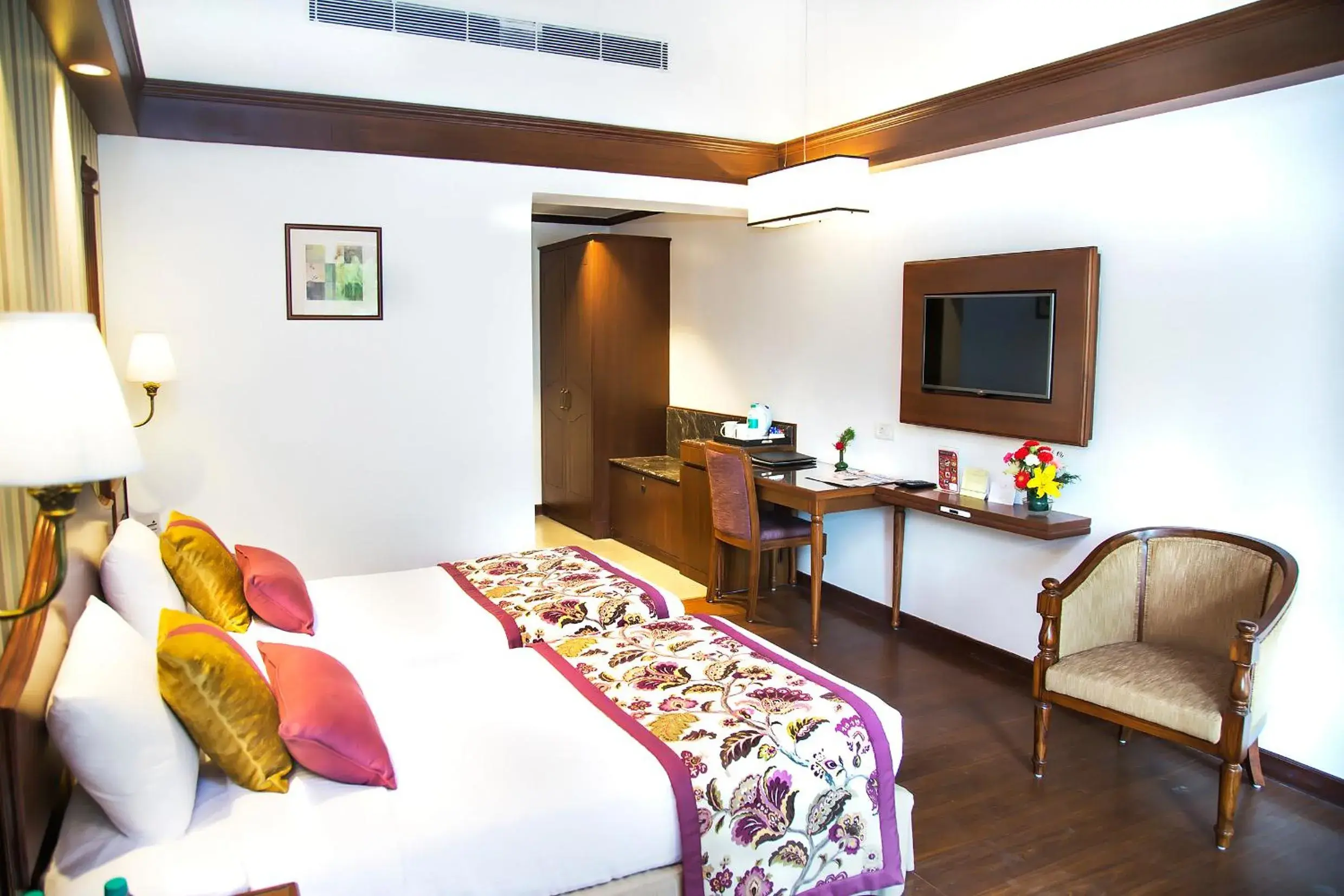 Deluxe Room with complimentary shuttle to Mall Road till 7 pm in Shervani Hilltop Resort Deluxe Room with complimentary shuttle to Mall Road till 7 pm in Shervani Hilltop Resort