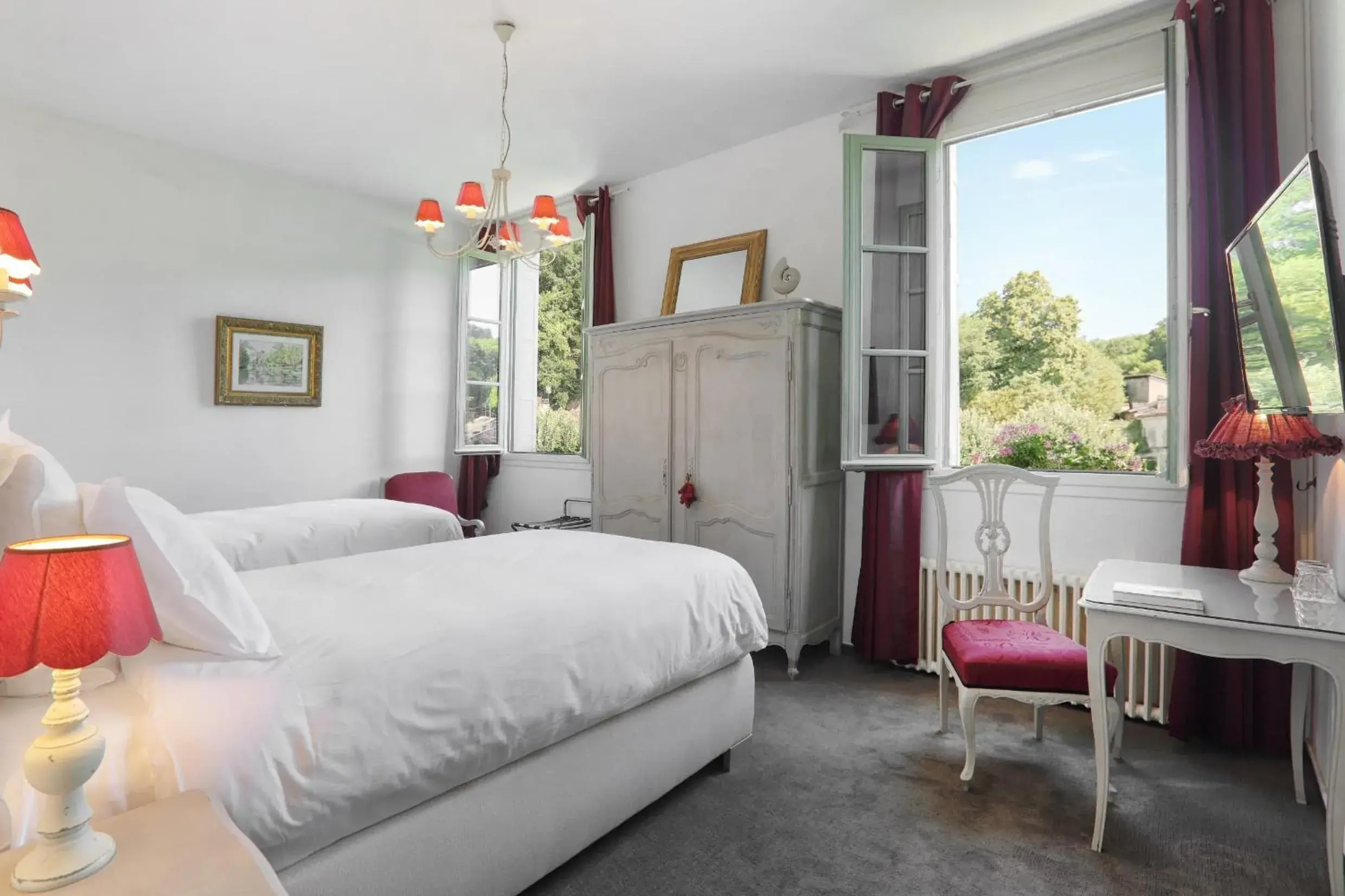 Twin Room with River View in Hotel Restaurant Charbonnel Twin Room with River View in Hotel Restaurant Charbonnel