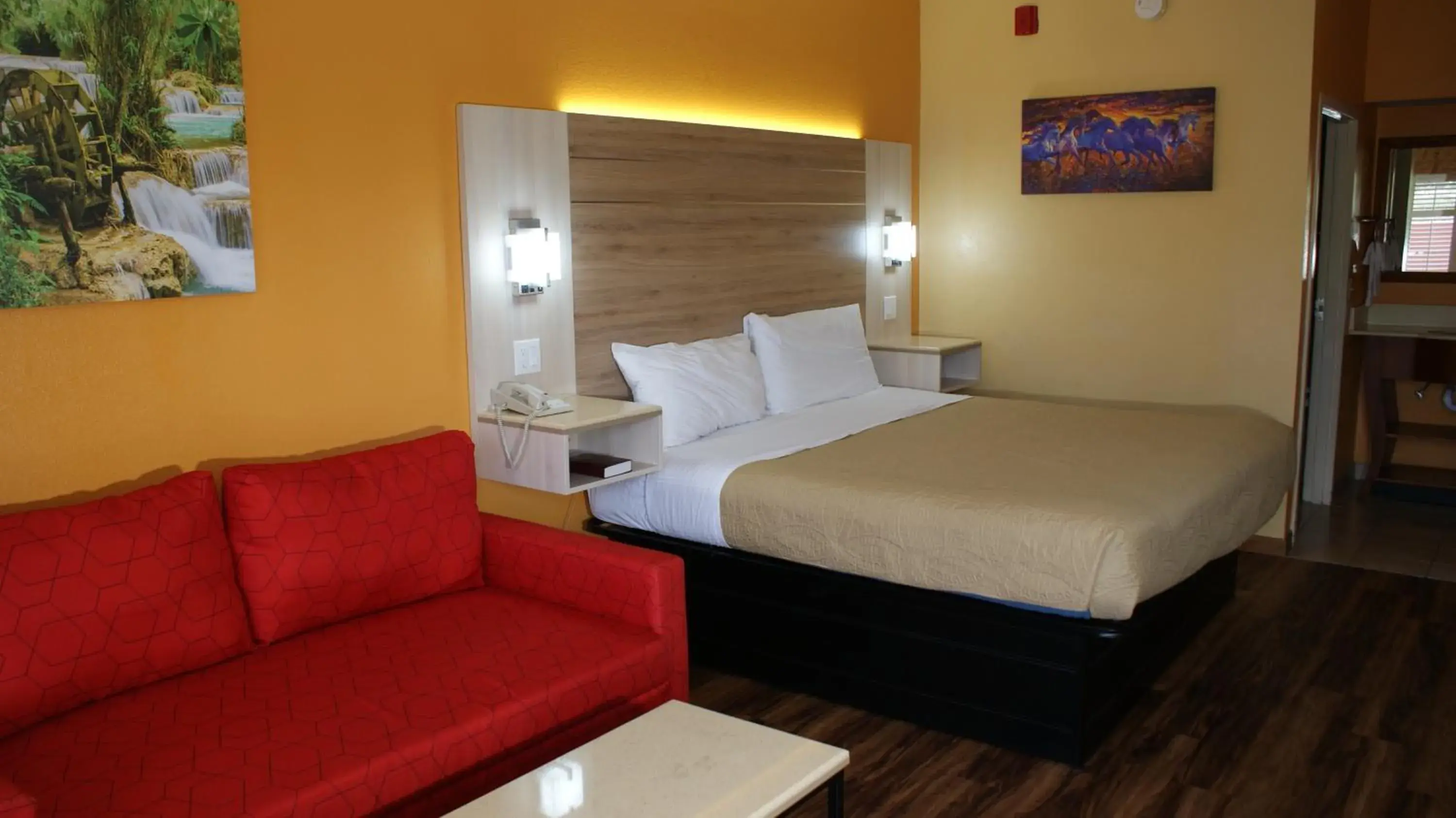 Deluxe King Room - Smoking in Home Town Inn & Suites Deluxe King Room - Smoking in Home Town Inn & Suites