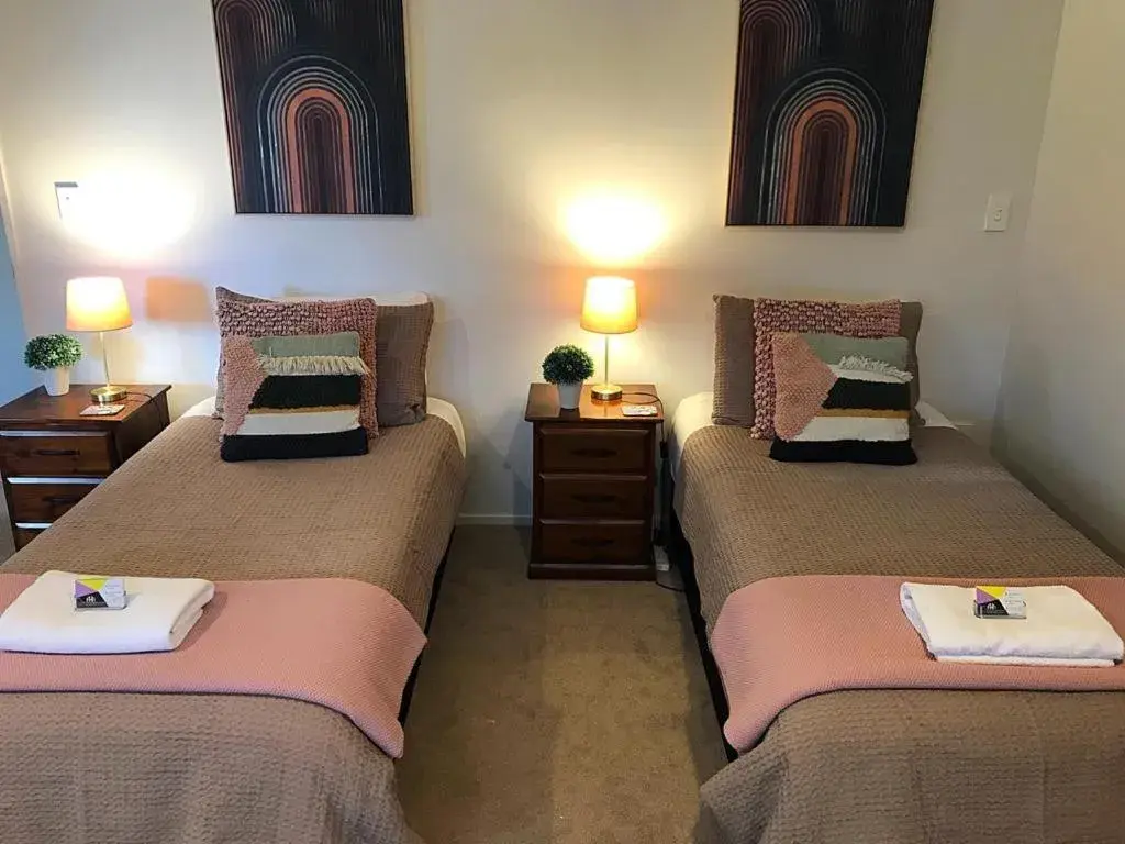 Deluxe Twin Room in Flat Bush Holiday Accommodation Deluxe Twin Room in Flat Bush Holiday Accommodation