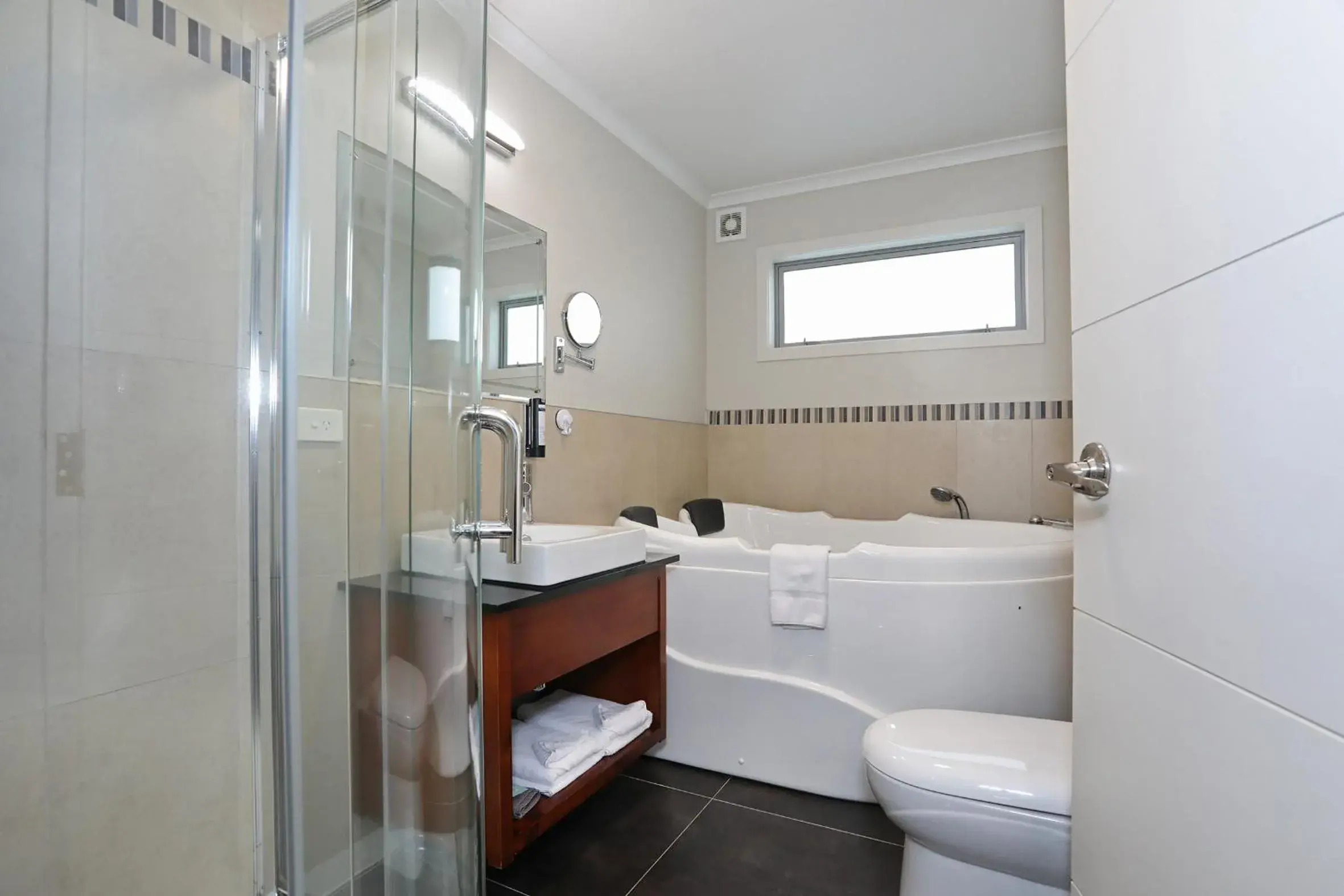 Executive One-Bedroom Apartment in City Corporate Motor Inn Executive One-Bedroom Apartment in City Corporate Motor Inn