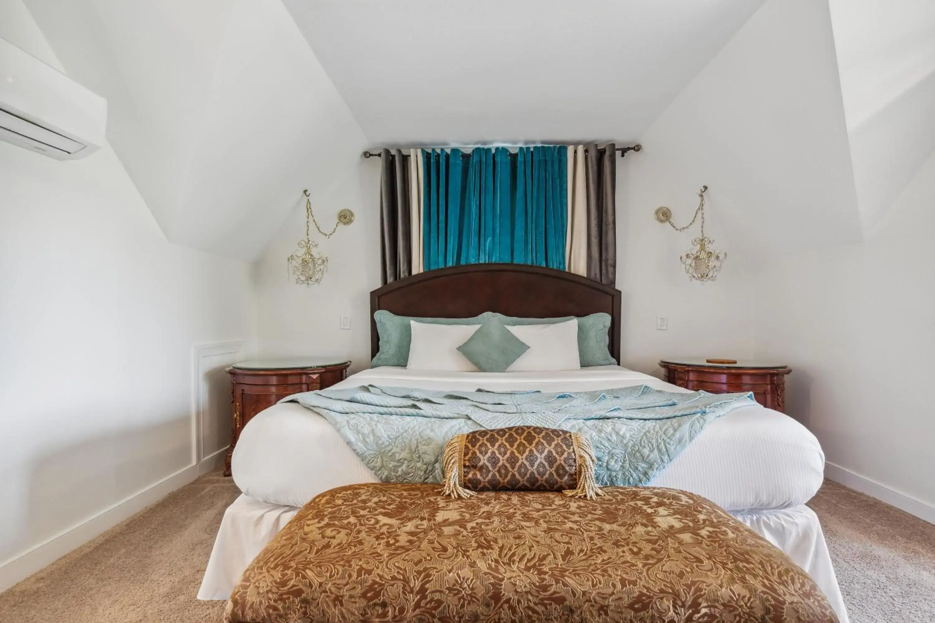 O Princess Grand Spa Suite in The Columbia Inn at Peralynna O Princess Grand Spa Suite in The Columbia Inn at Peralynna