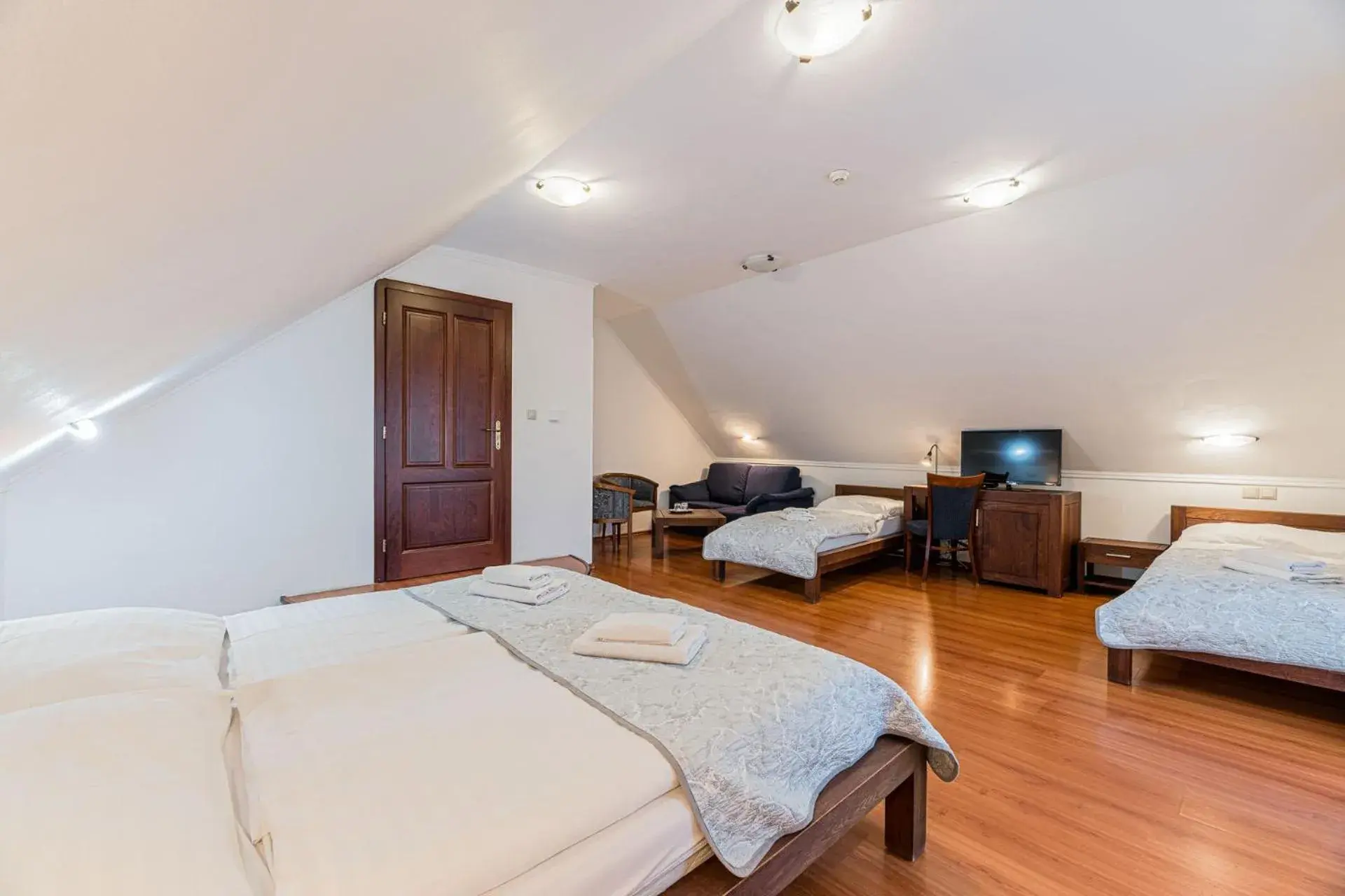 Quintuple Room in Hotel Amalia Quintuple Room in Hotel Amalia