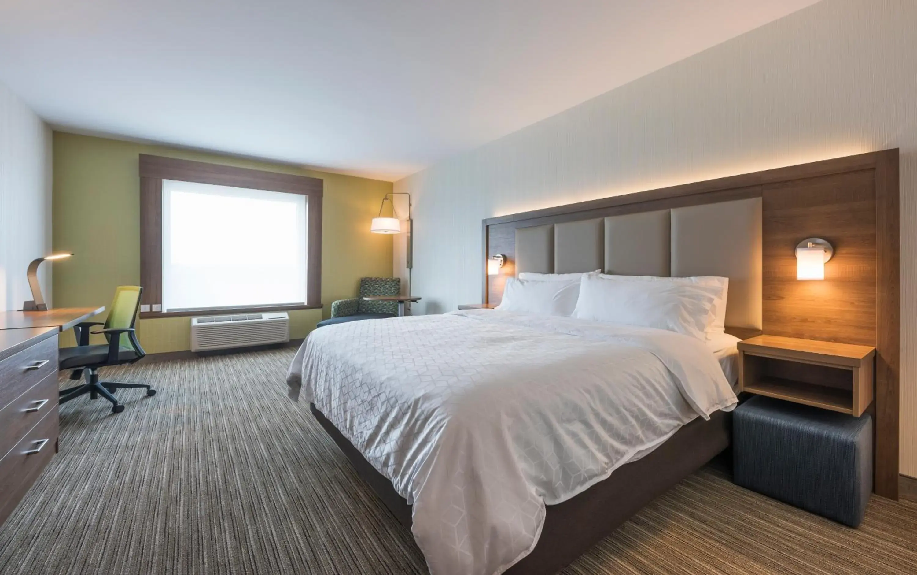 Standard King Room in Holiday Inn Express & Suites Moncton by IHG Standard King Room in Holiday Inn Express & Suites Moncton by IHG