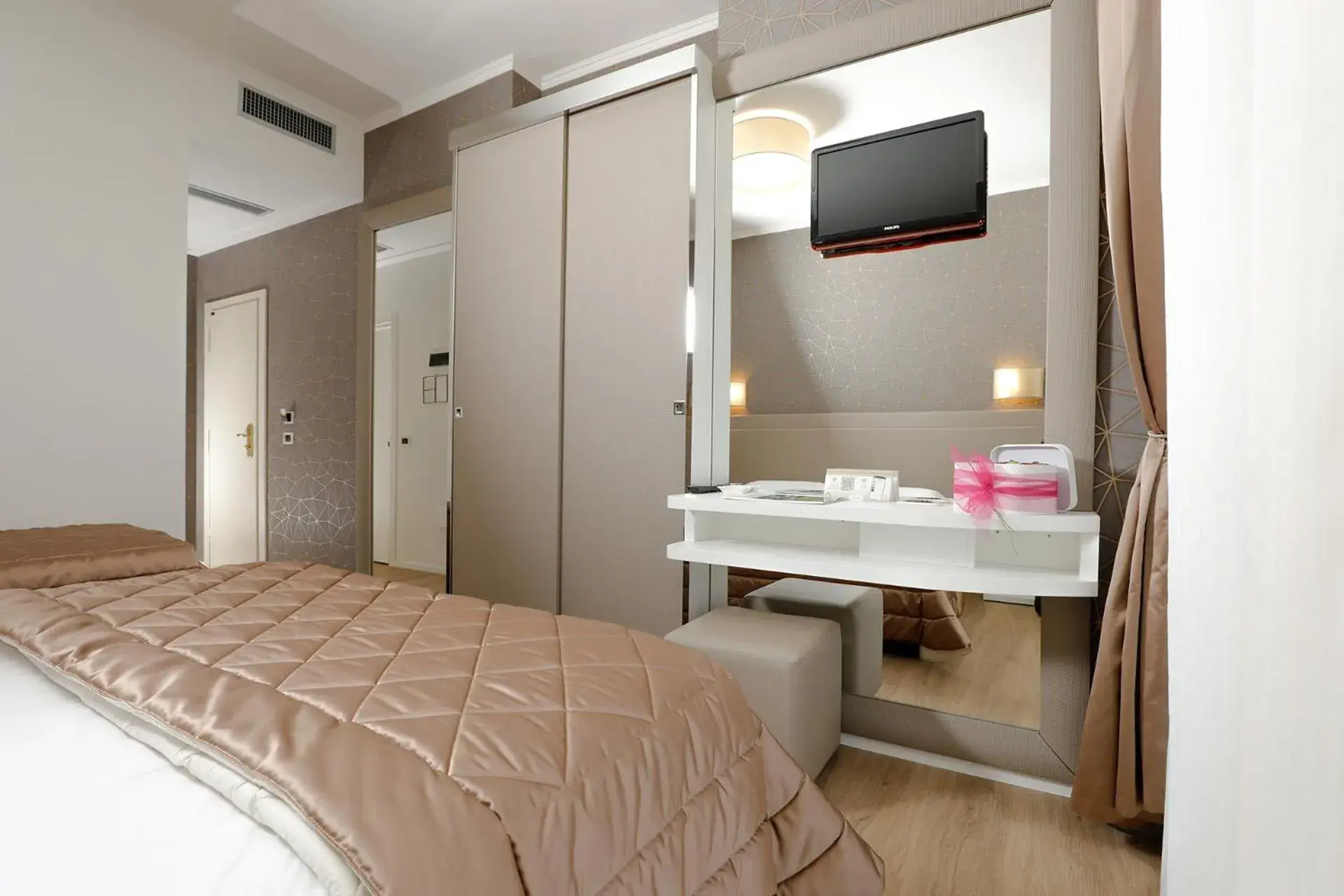 Deluxe Triple Room with Side Sea View in Hotel Alexander Deluxe Triple Room with Side Sea View in Hotel Alexander