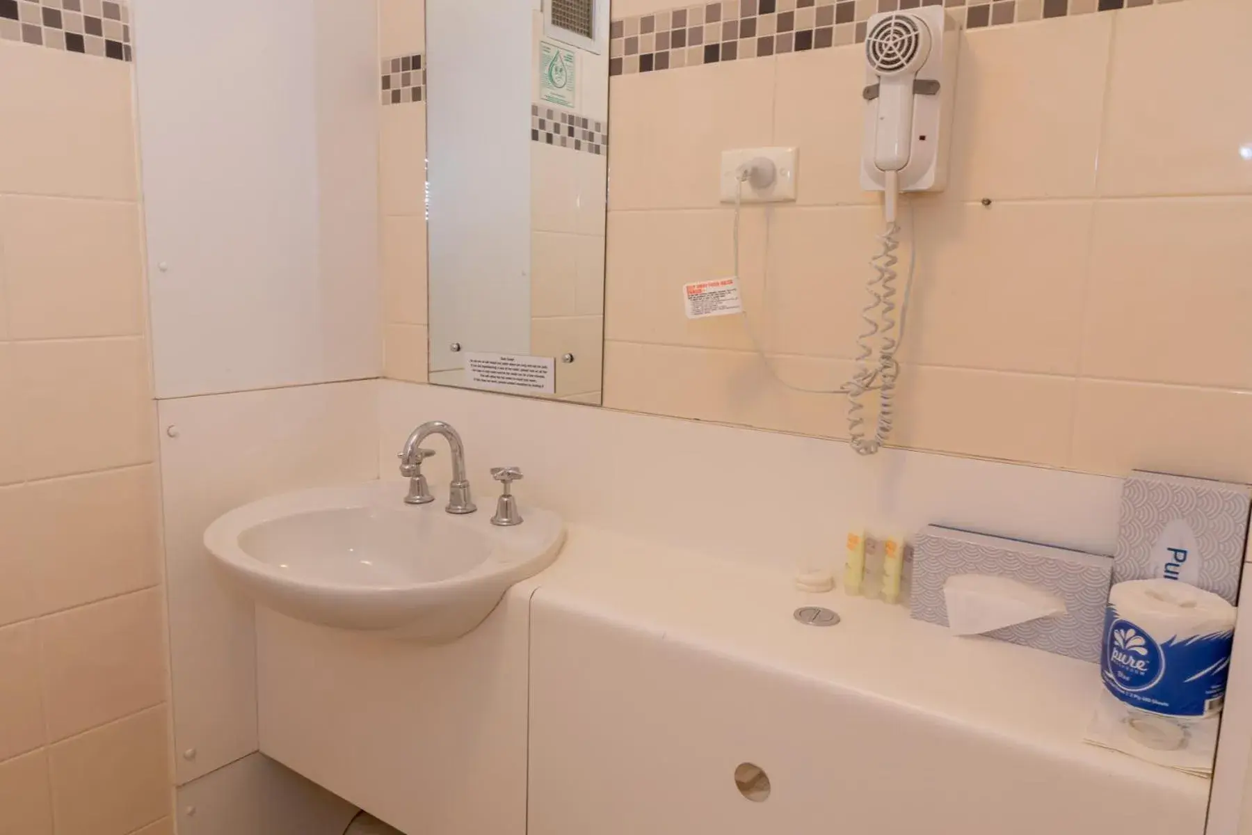 Standard Queen with Free Wifi and Parking in Atrium Hotel Mandurah Standard Queen with Free Wifi and Parking in Atrium Hotel Mandurah