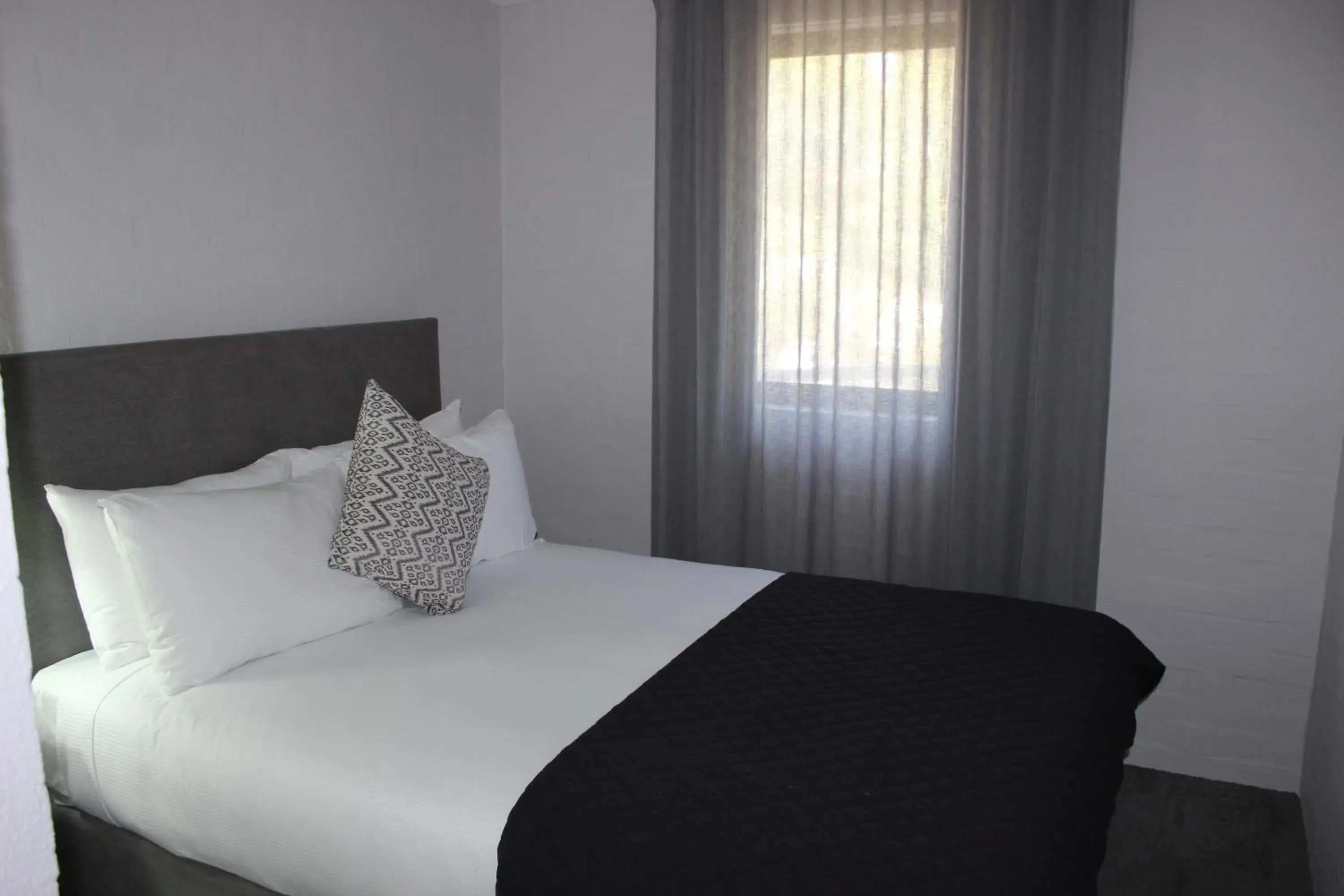 Deluxe One Bedroom with Free Wifi and Parking in Atrium Hotel Mandurah Deluxe One Bedroom with Free Wifi and Parking in Atrium Hotel Mandurah