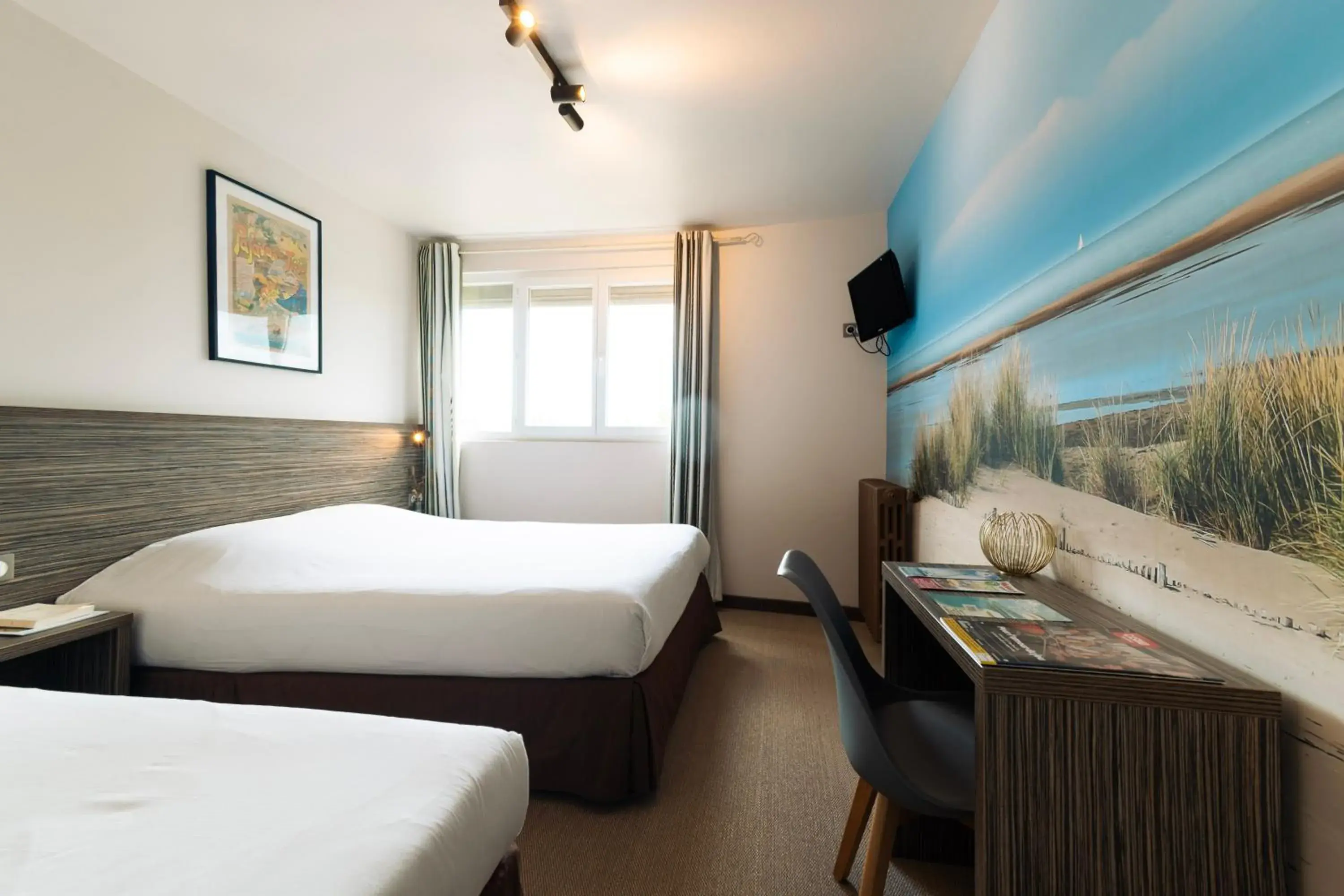 Triple Room in Hôtel du Midi Plage Triple Room in Hôtel du Midi Plage